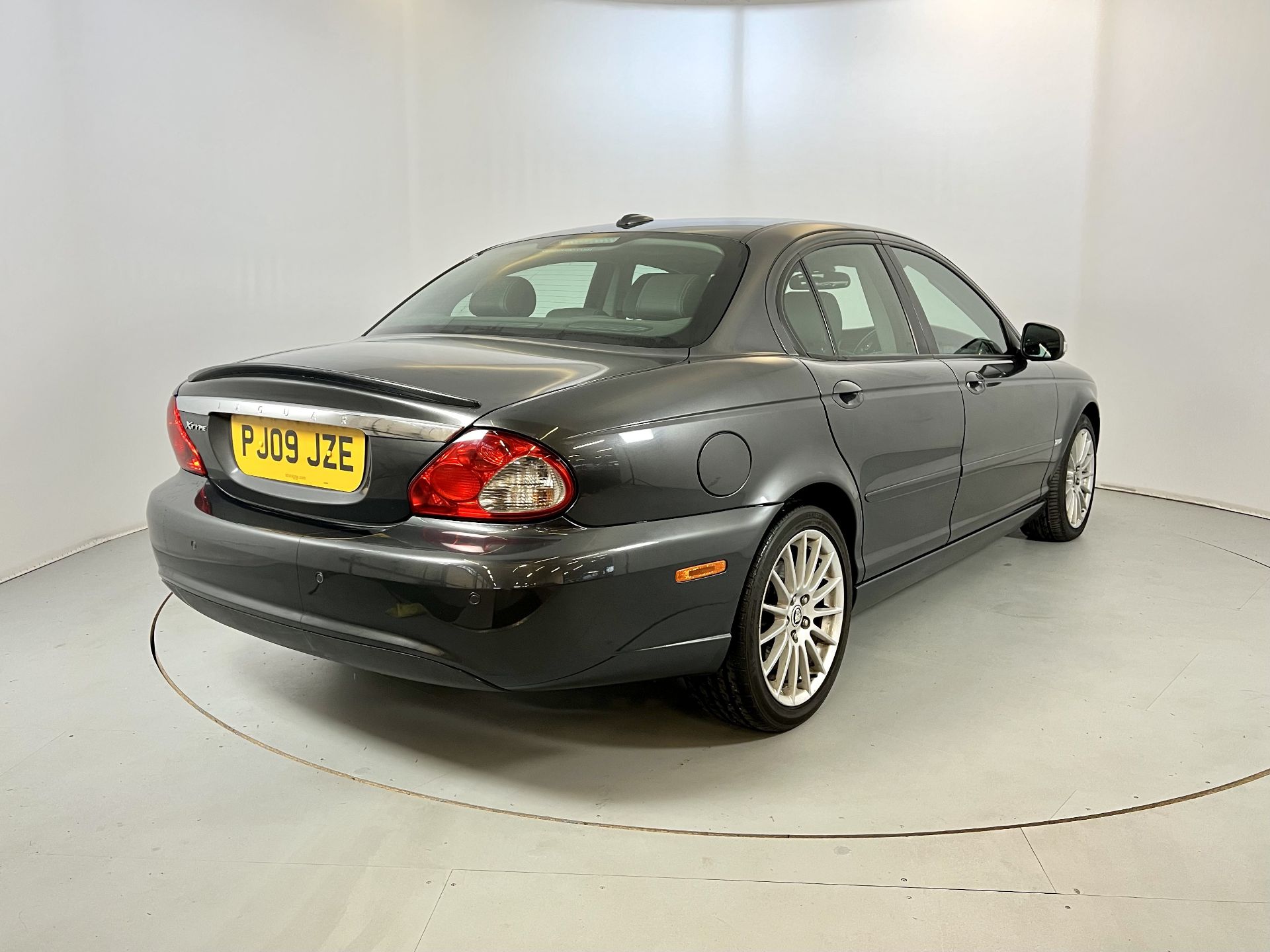 Jaguar X-Type SE - Image 9 of 32