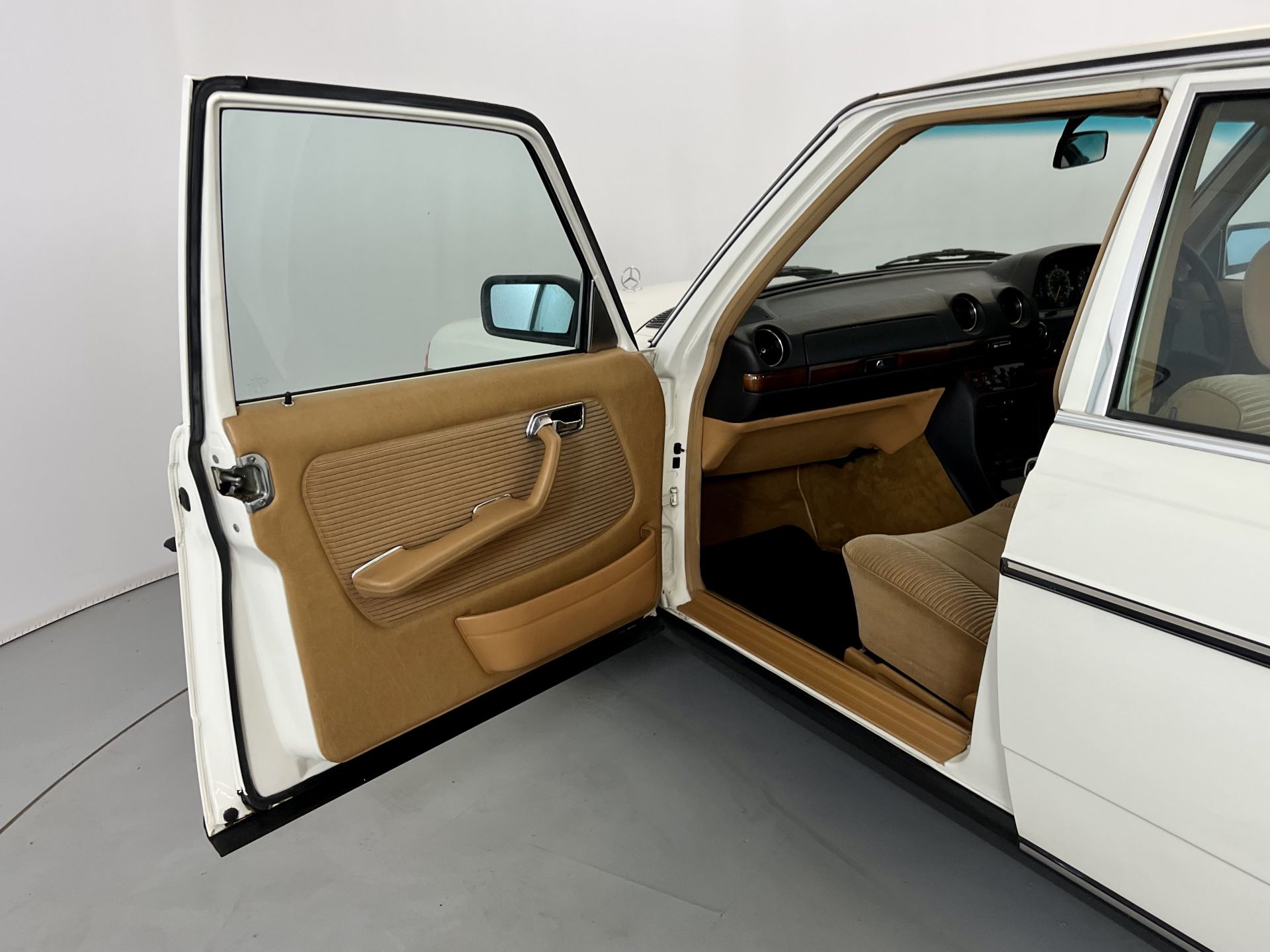 Mercedes-Benz 300D - Image 23 of 32