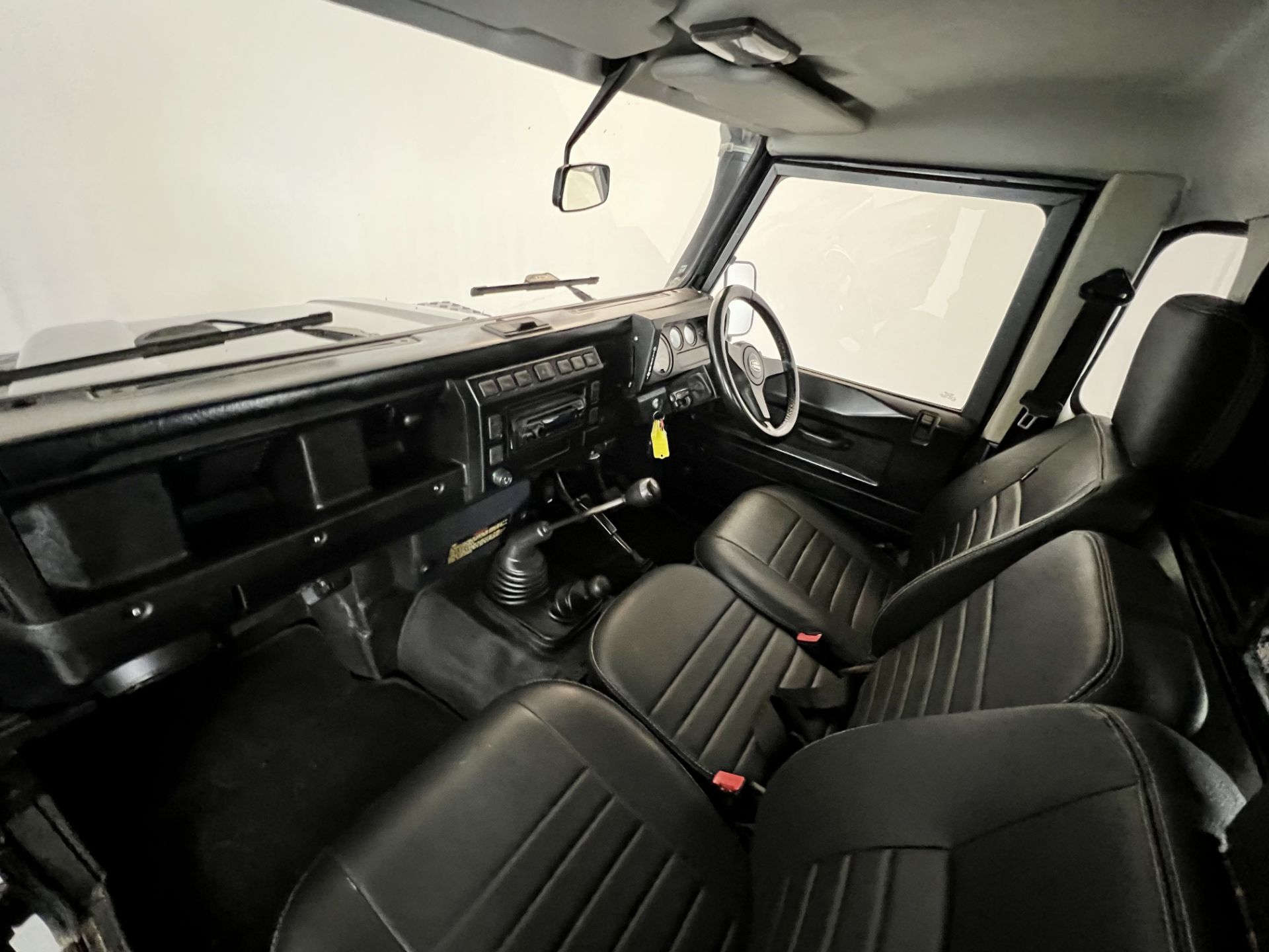 Land Rover Defender - Image 23 of 30