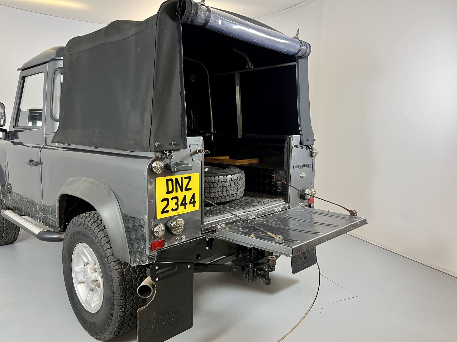 Land Rover Defender - Image 28 of 30