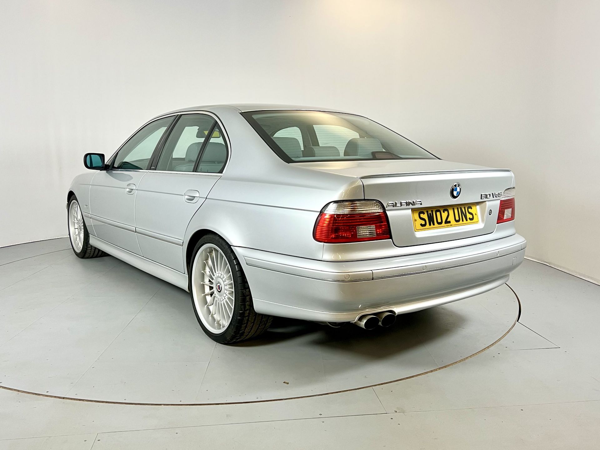 BMW Alpina B10 V8S - Image 7 of 38