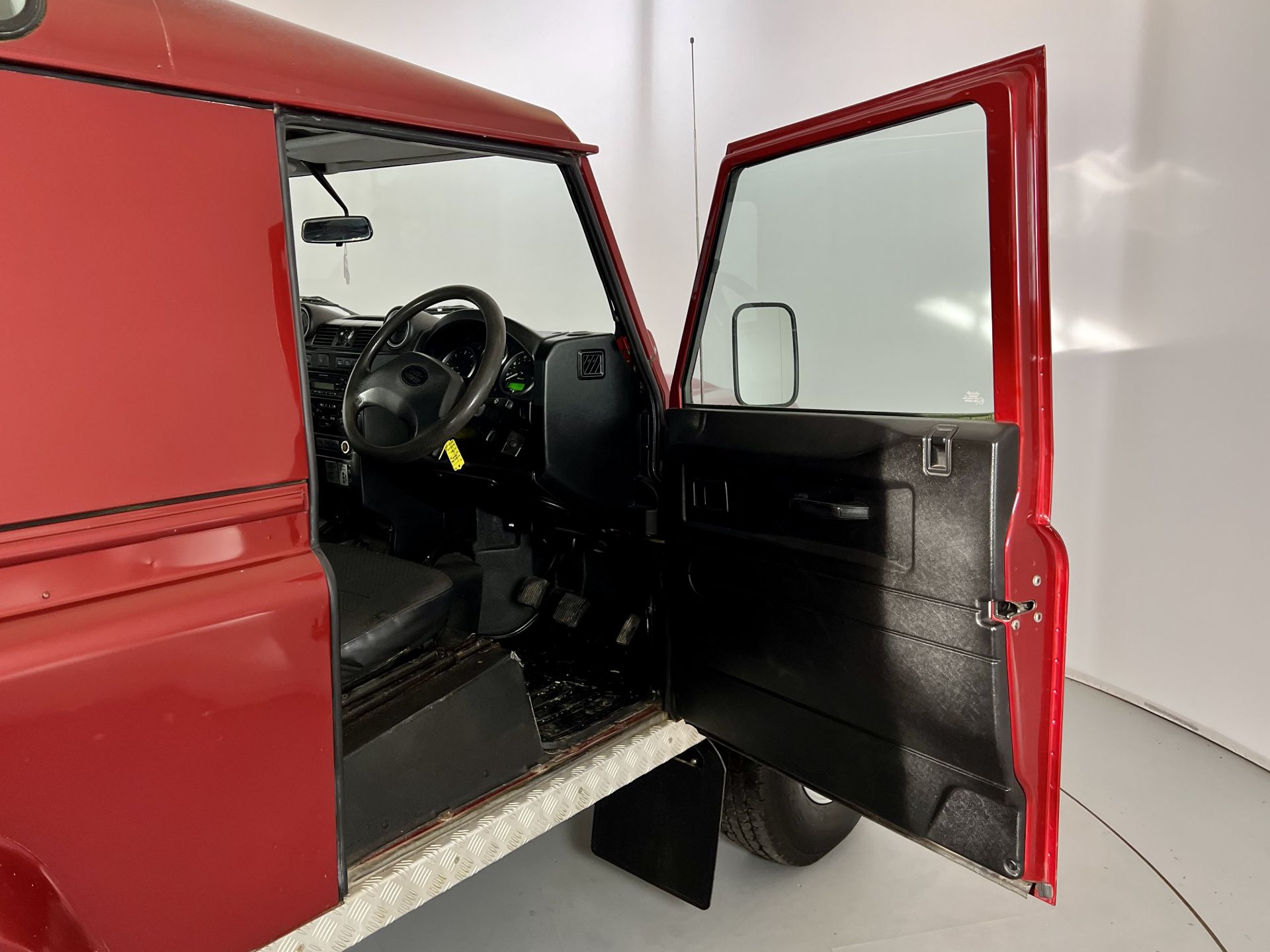 Land Rover Defender 90 - Image 17 of 29