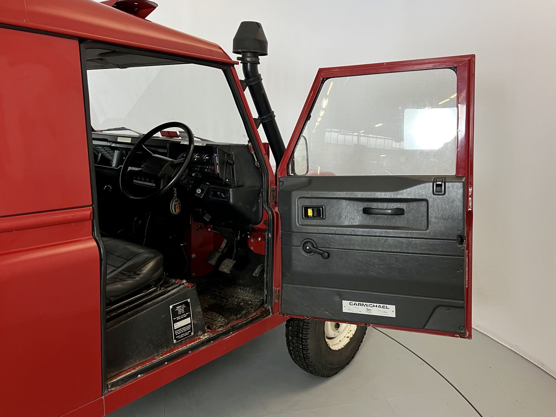 Land Rover Defender 110 V8 - Image 17 of 32