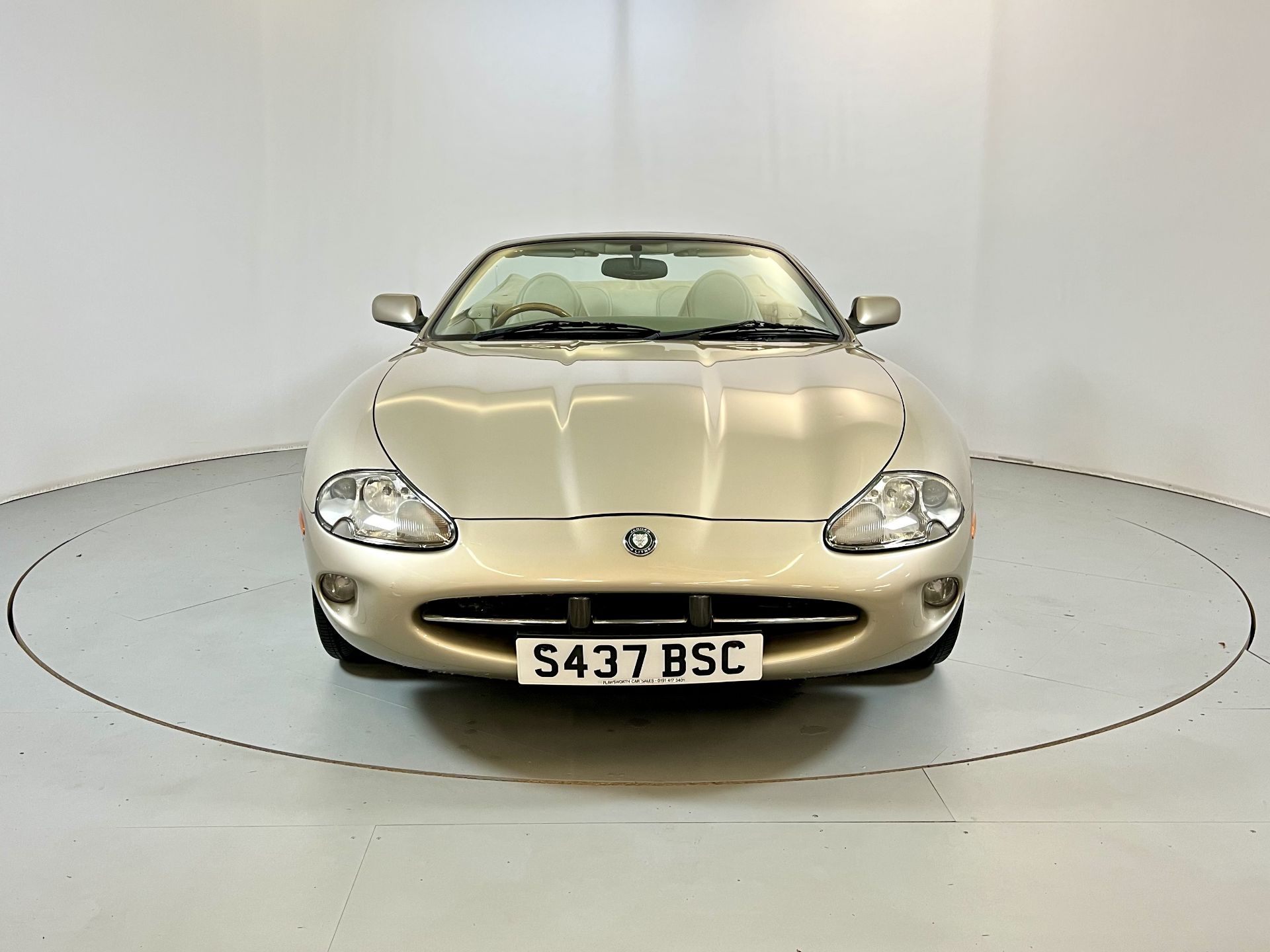 Jaguar XK8 Convertible - Image 2 of 30