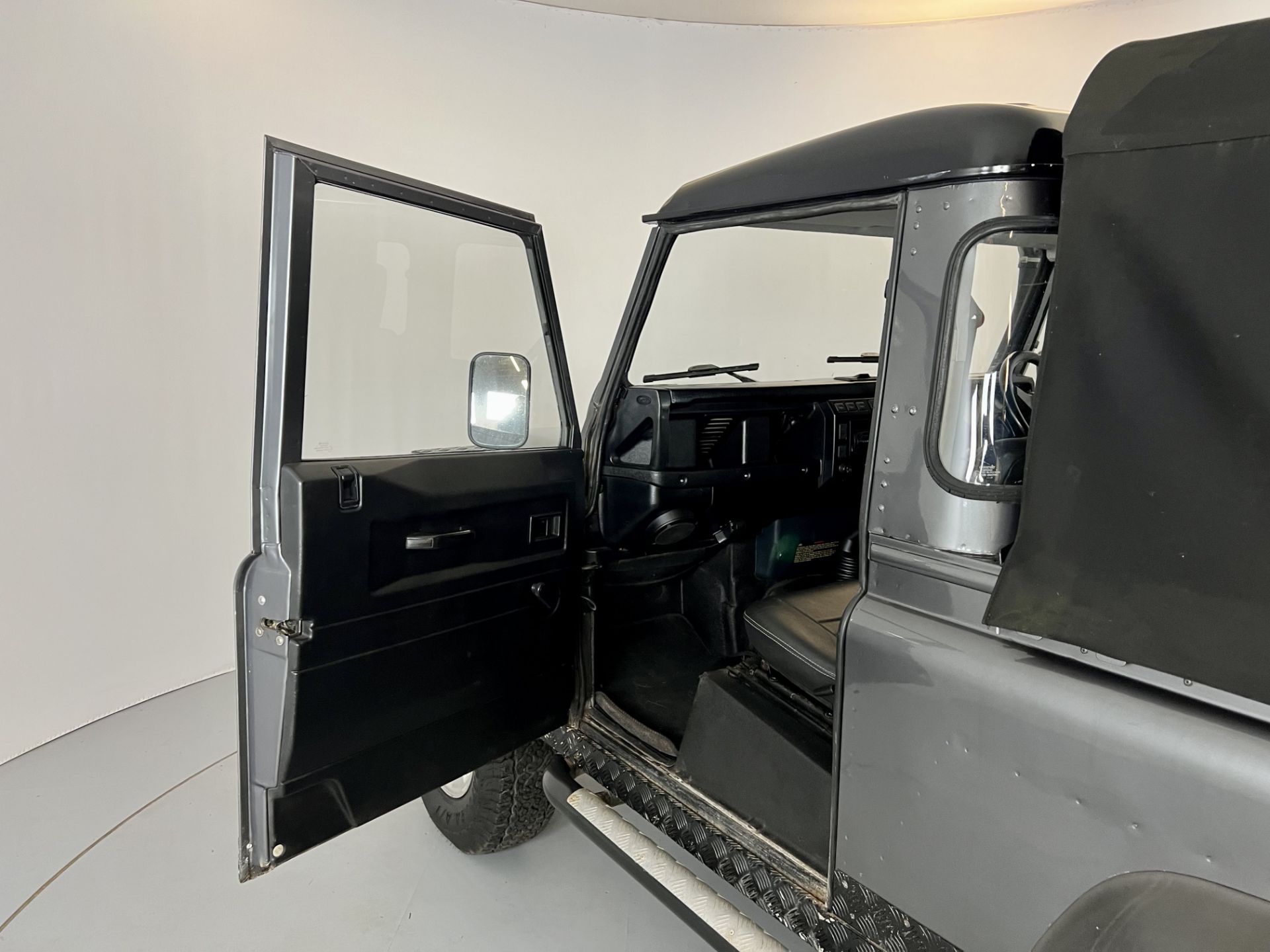 Land Rover Defender - Image 21 of 30