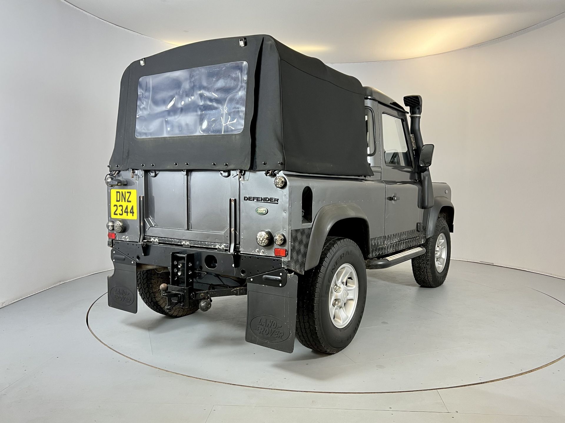 Land Rover Defender - Image 9 of 30