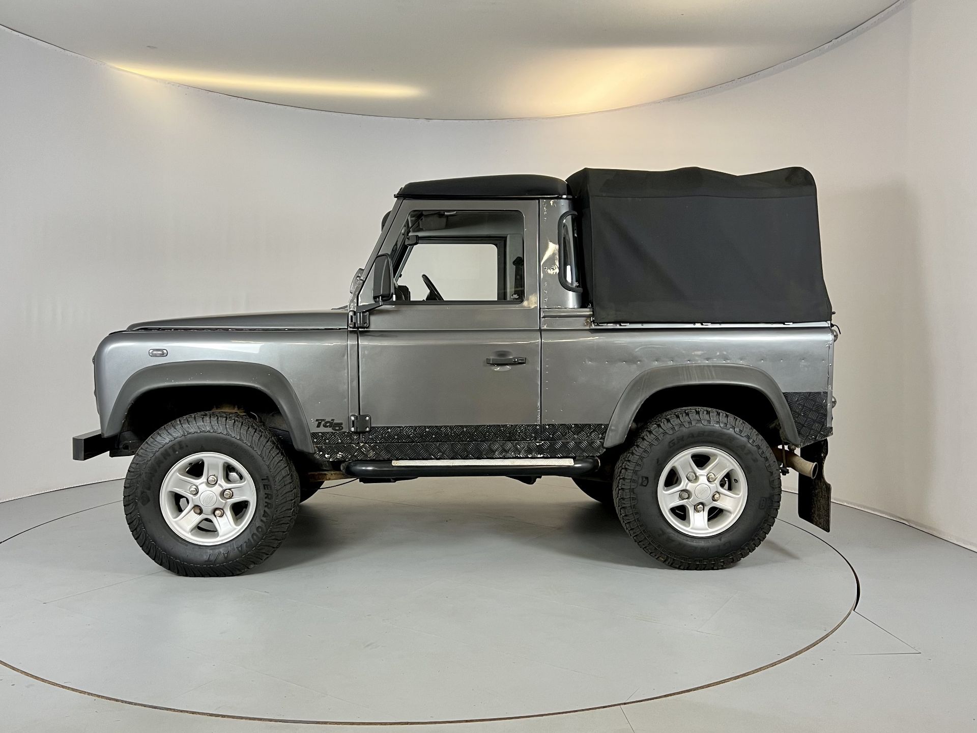 Land Rover Defender - Image 5 of 30