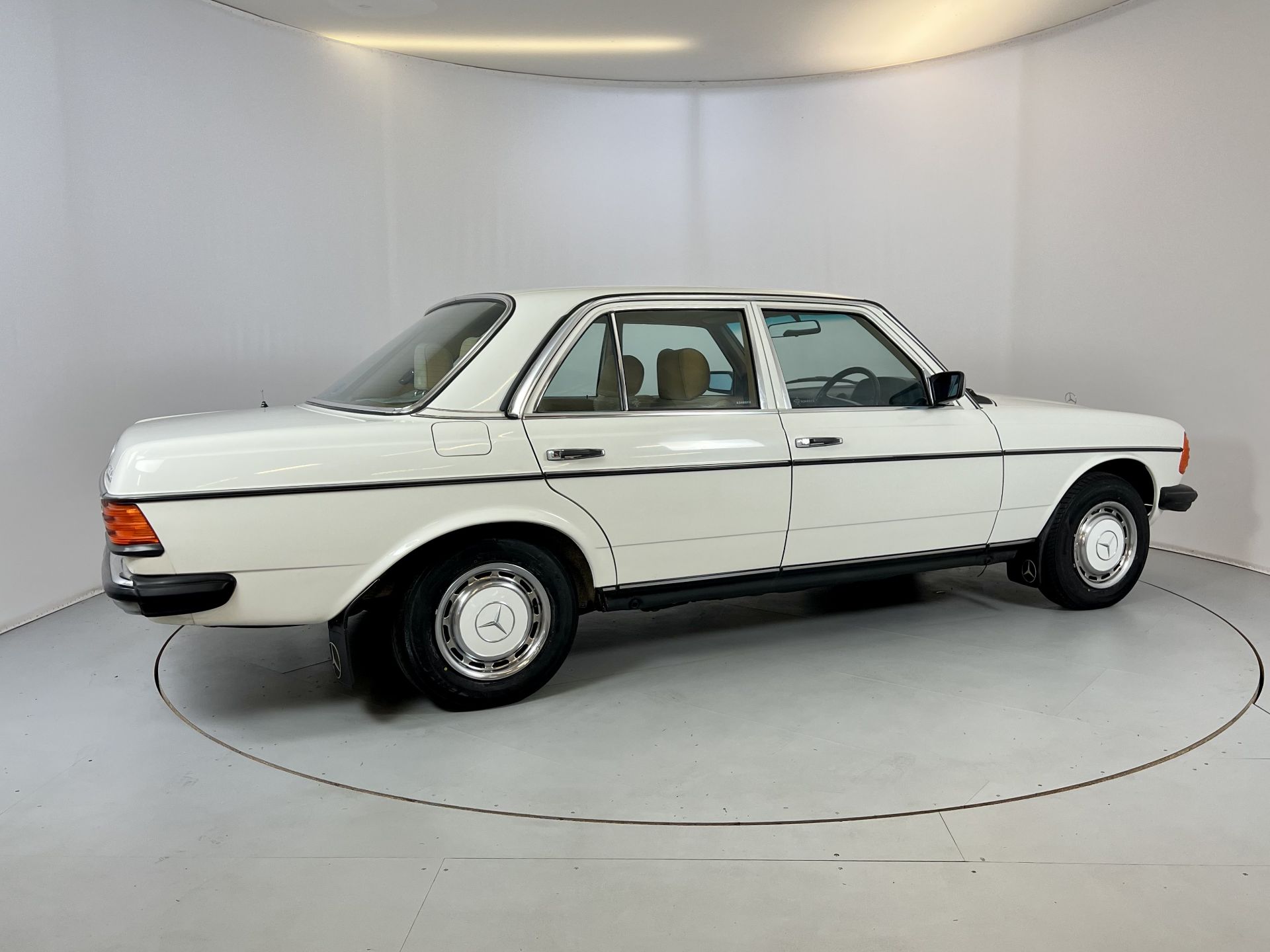 Mercedes-Benz 300D - Image 10 of 32