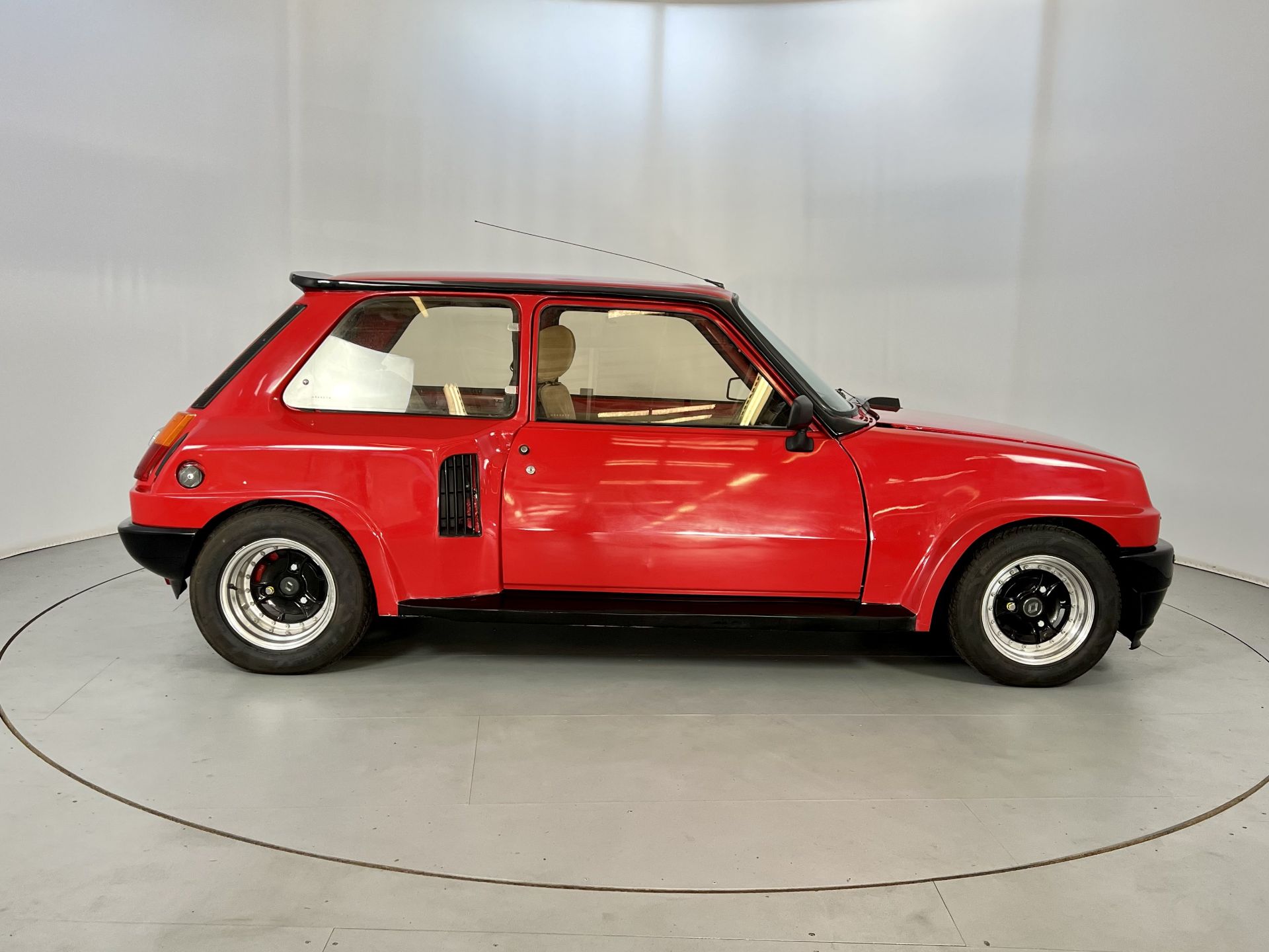 Renault 5 Gordini Turbo - Image 11 of 28