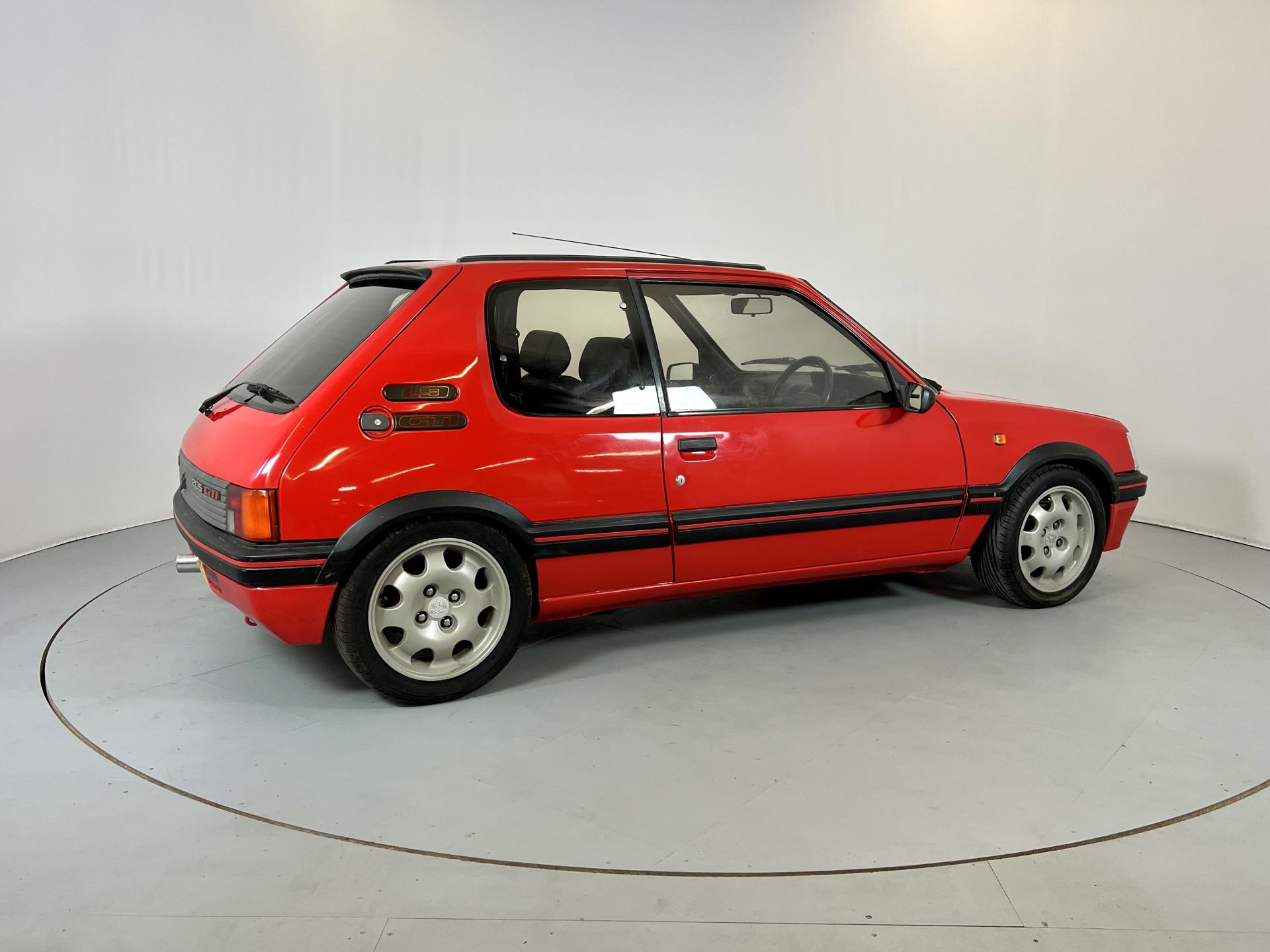 Peugeot 205 GTI 1.9 - Image 10 of 31