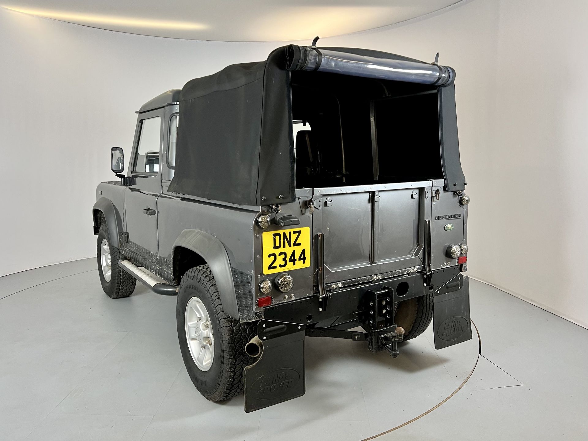 Land Rover Defender - Image 27 of 30