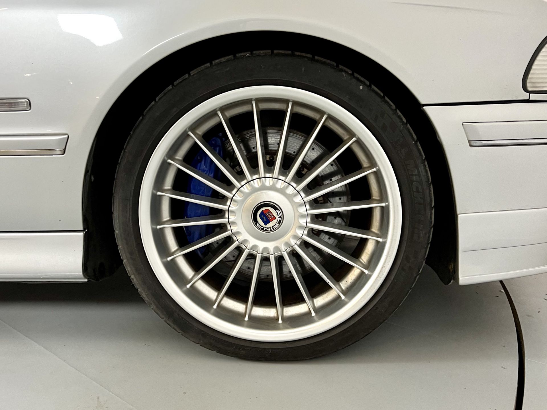 BMW Alpina B10 V8S - Image 14 of 38