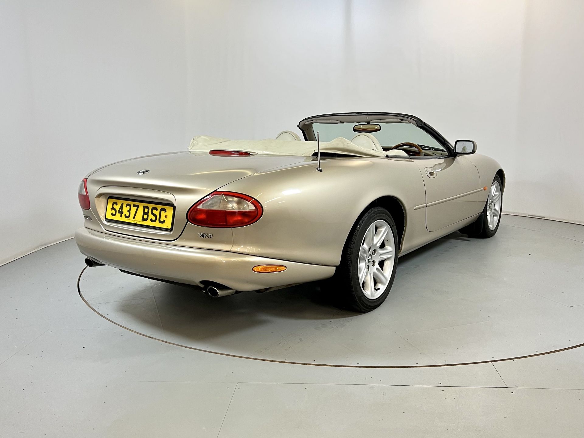 Jaguar XK8 Convertible - Image 9 of 30