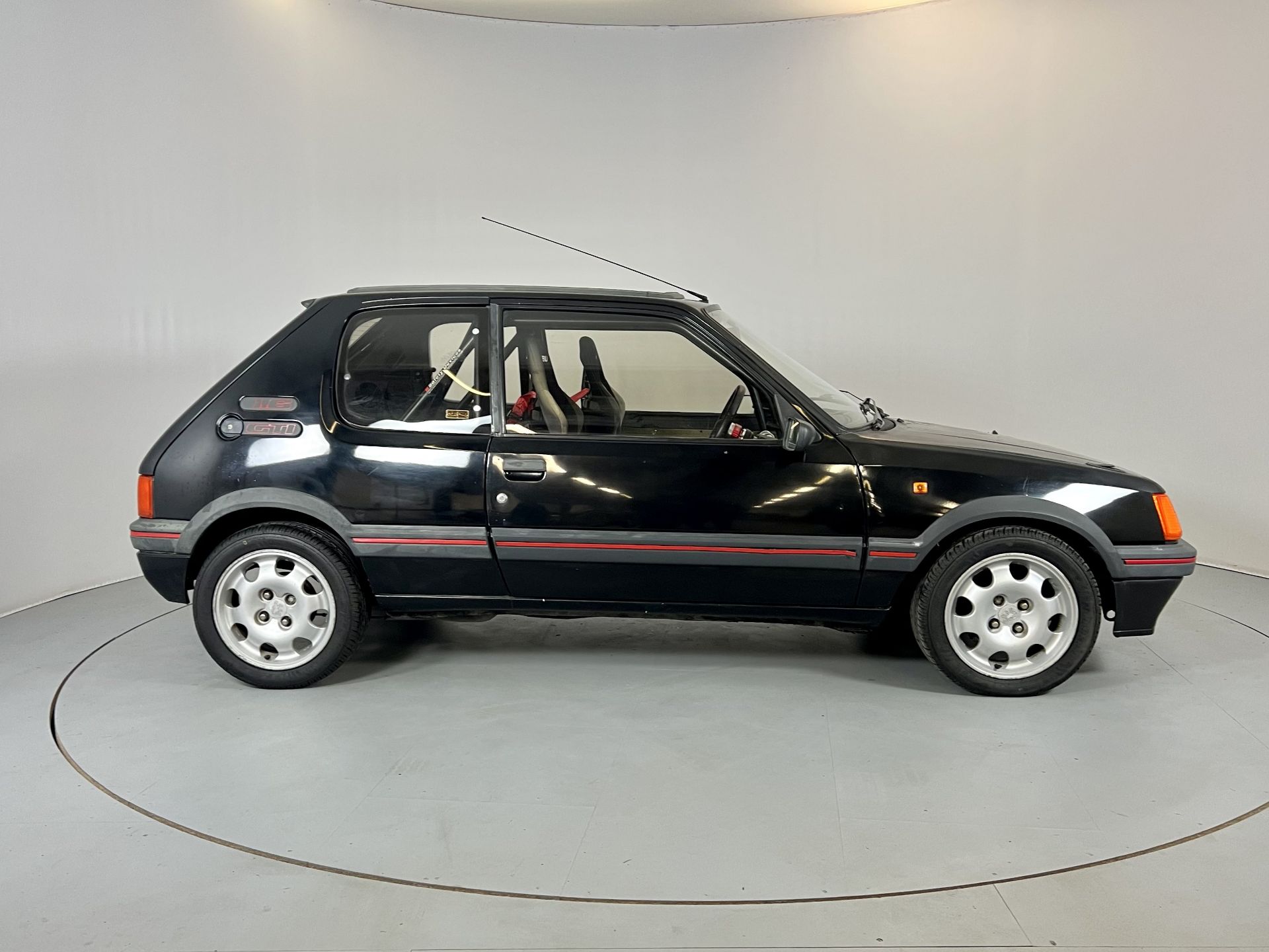 Peugeot 205 GTI Turbo - Image 11 of 26