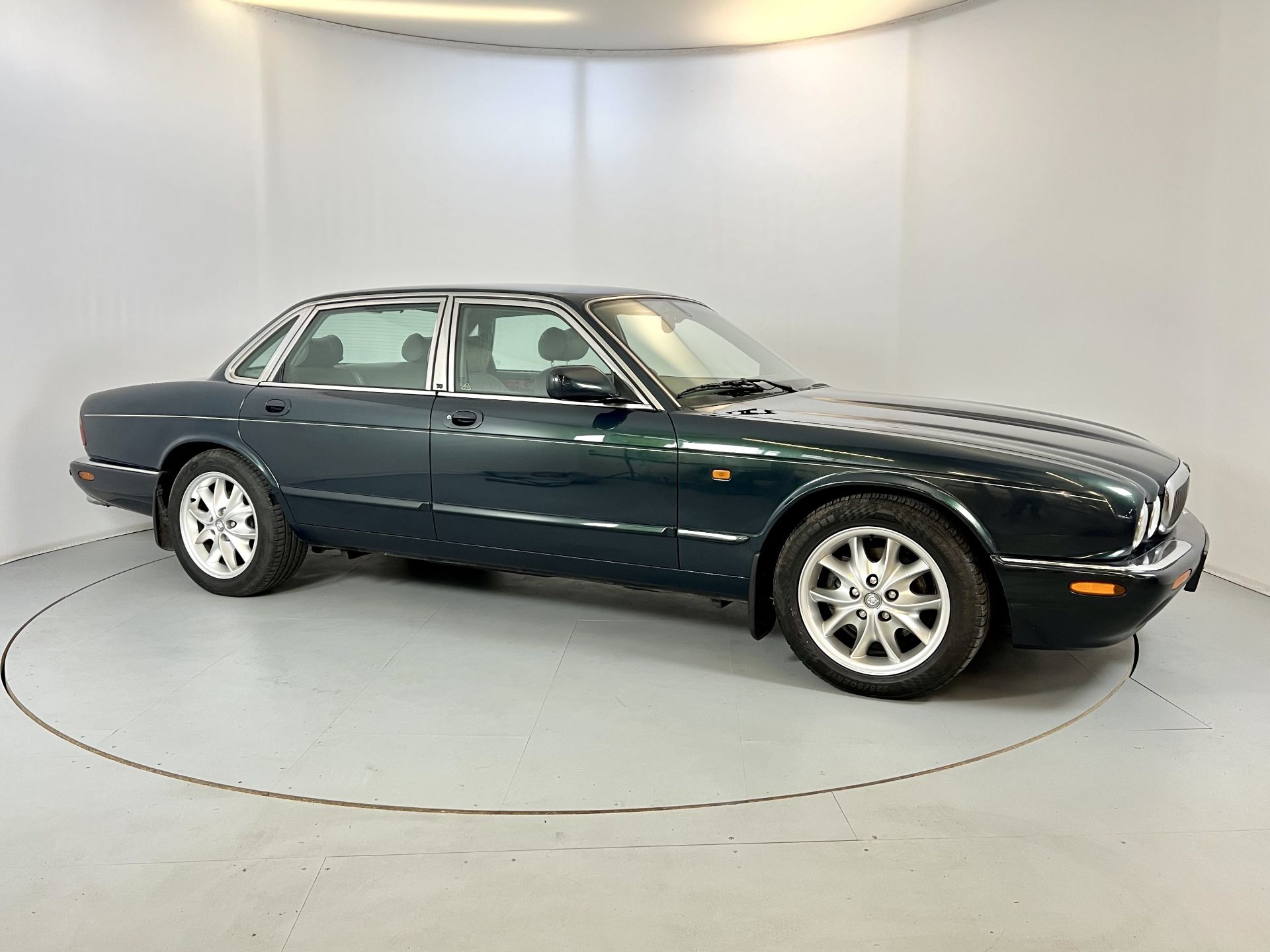 Jaguar XJ 4.0 Sport - Image 12 of 35