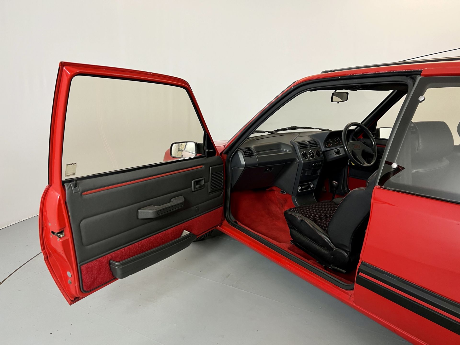 Peugeot 205 GTI 1.9 - Image 22 of 31