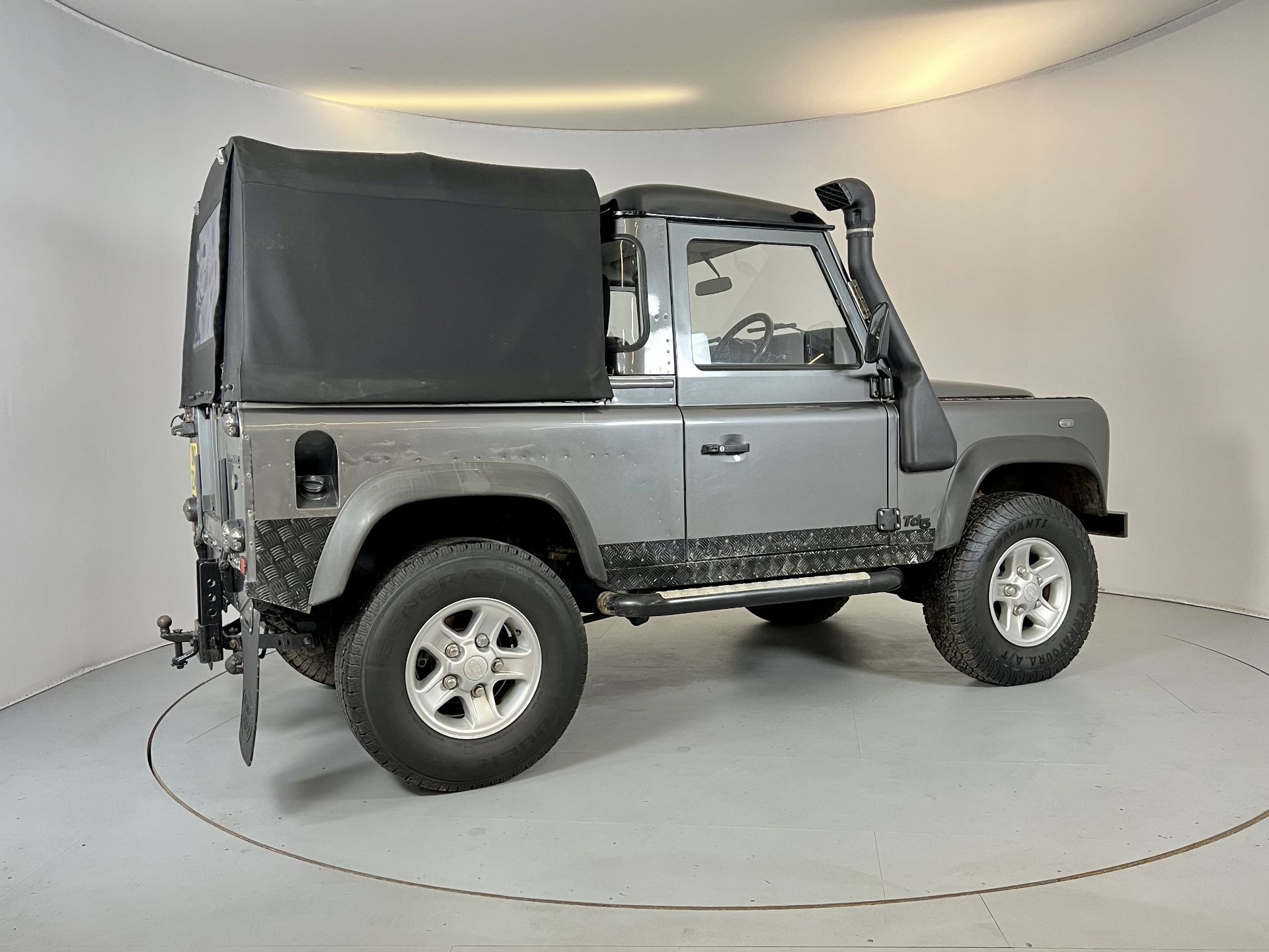 Land Rover Defender - Image 10 of 30