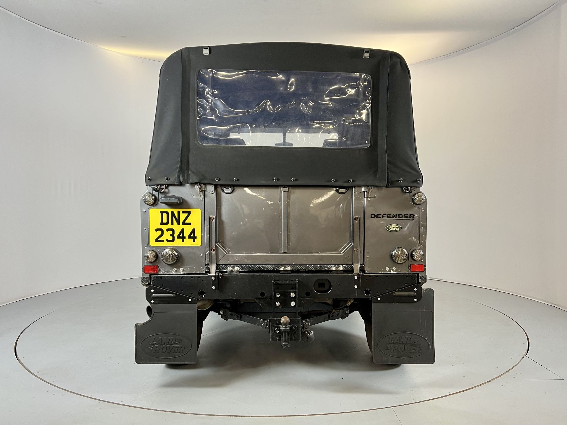 Land Rover Defender - Image 8 of 30