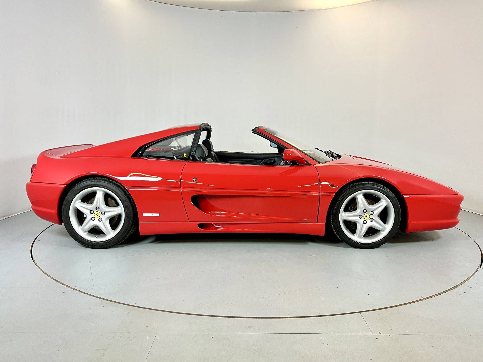 Ferrari 355 GTS - Image 11 of 40