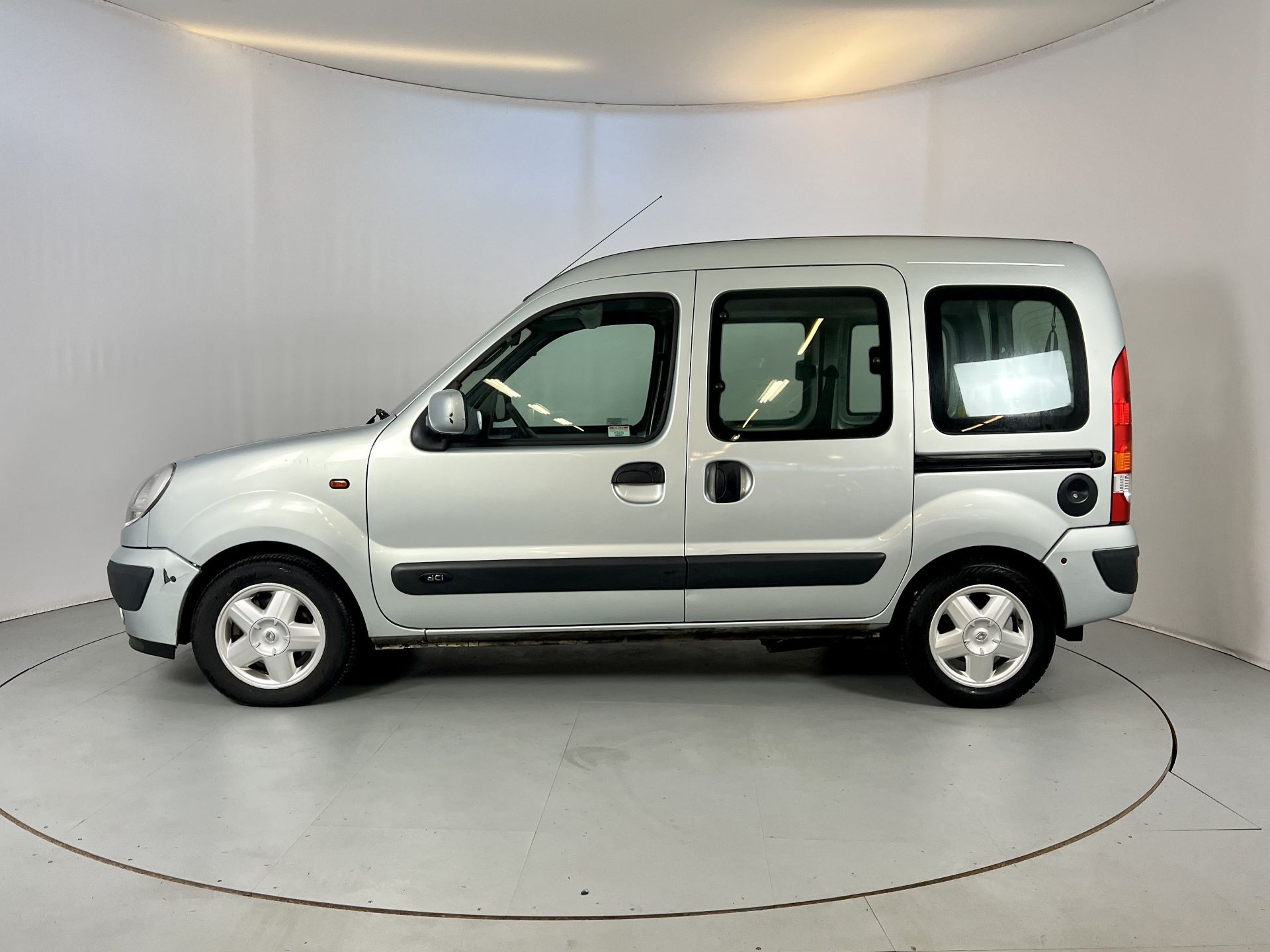 Renault Kangoo - Wheelchair access - Image 5 of 32