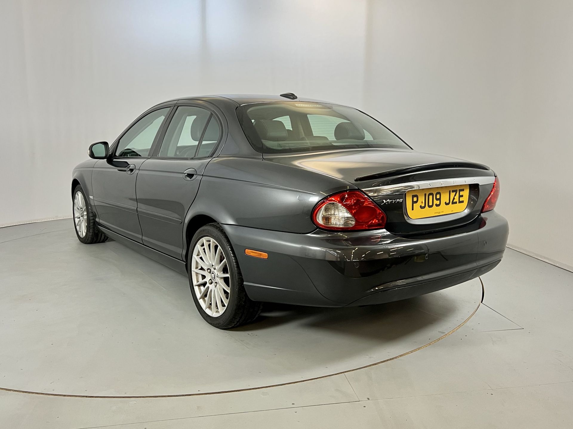 Jaguar X-Type SE - Image 7 of 32