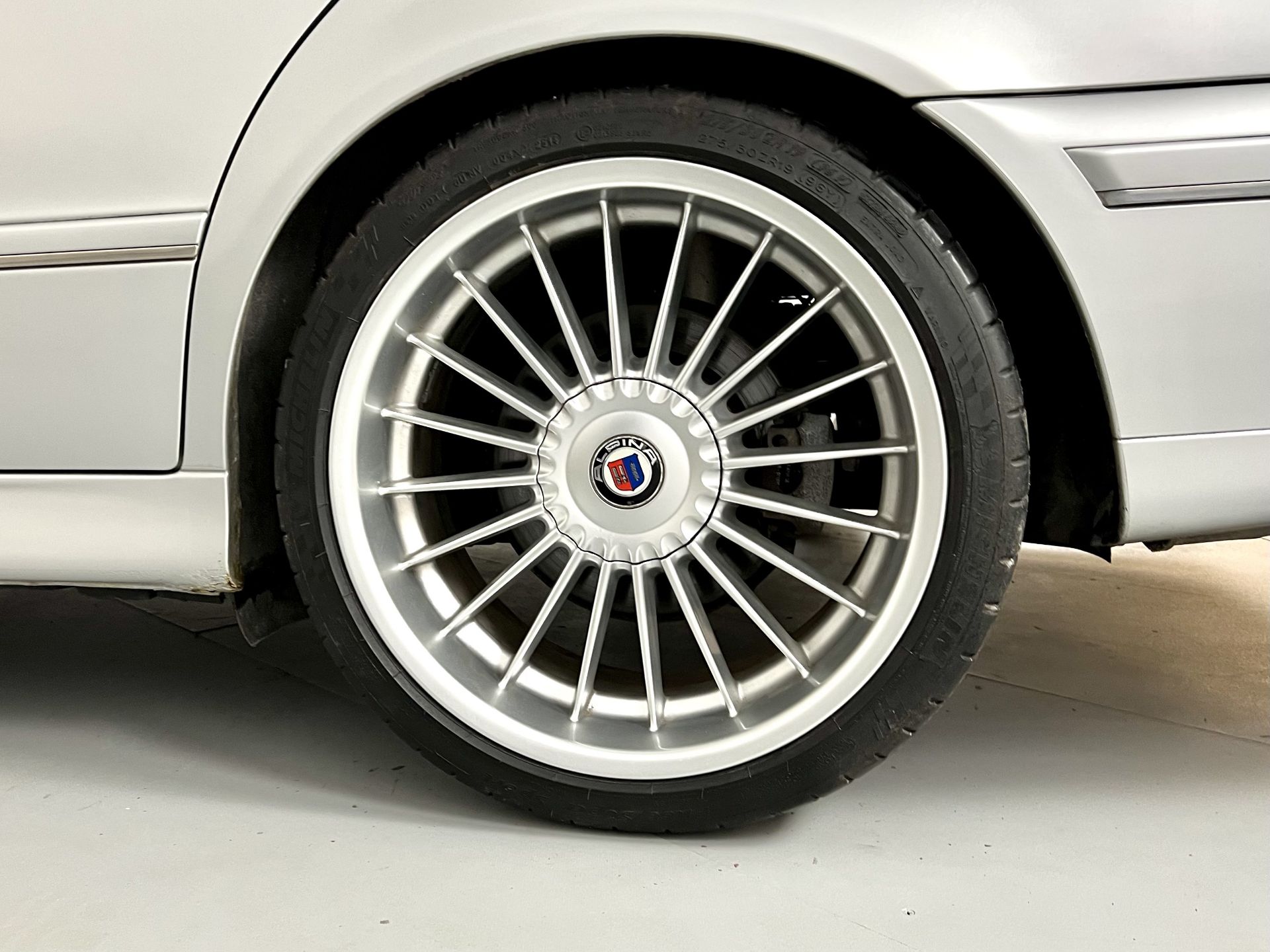 BMW Alpina B10 V8S - Image 16 of 38