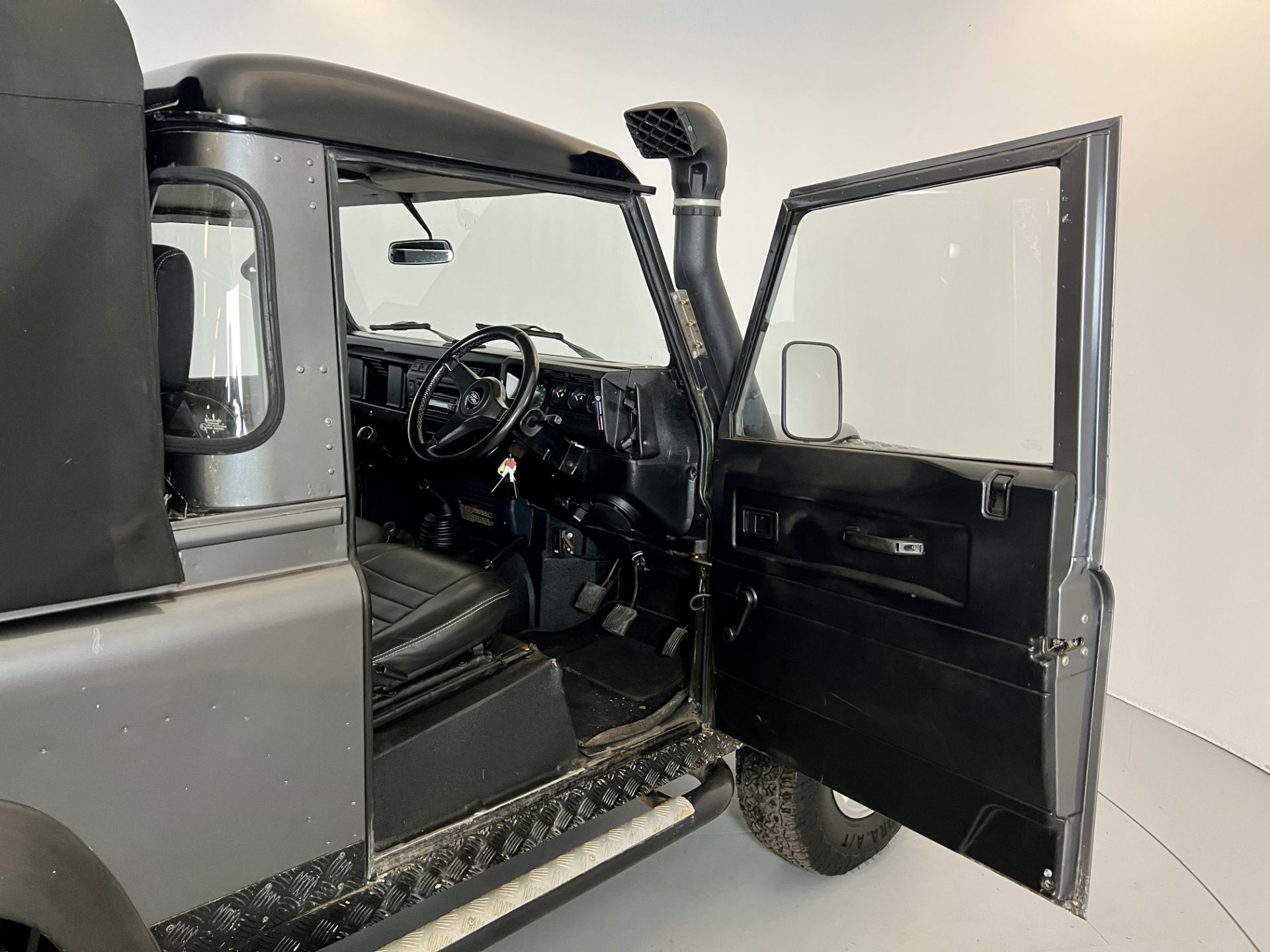 Land Rover Defender - Image 18 of 30