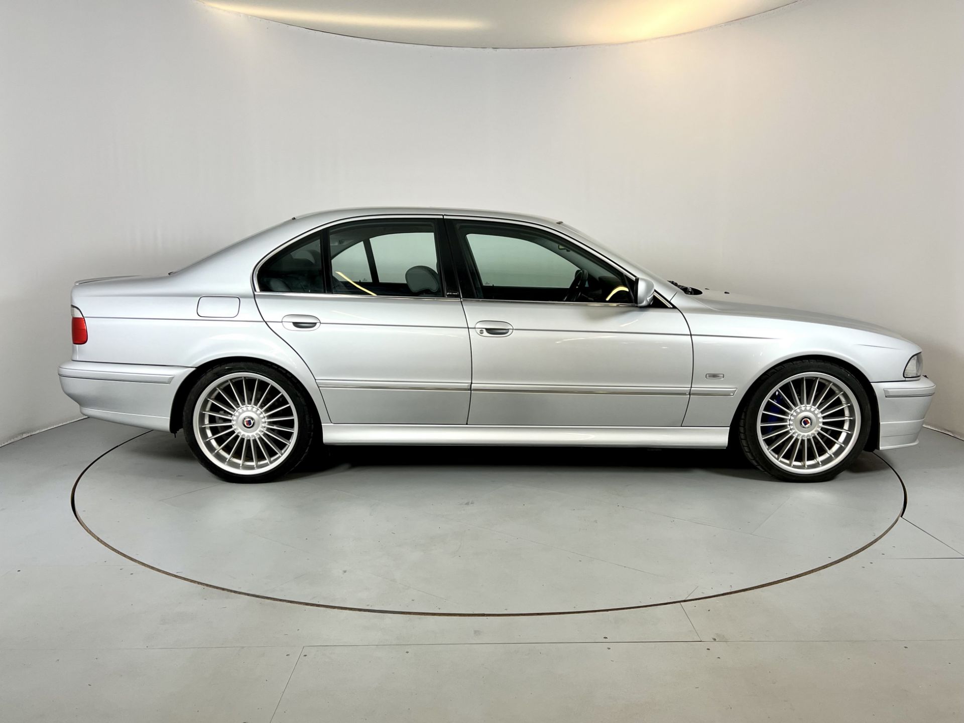 BMW Alpina B10 V8S - Image 11 of 38