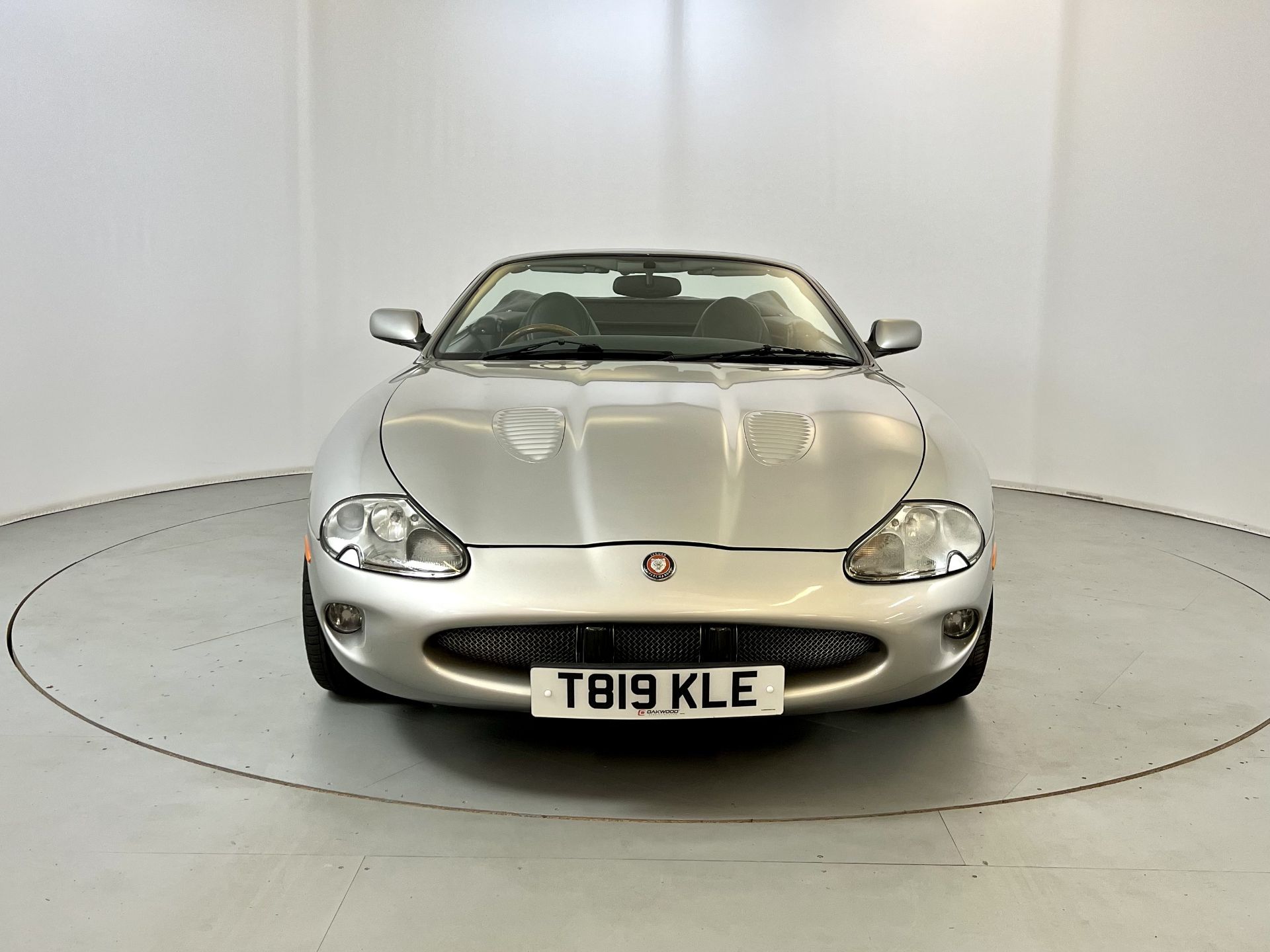 Jaguar XKR - Image 2 of 33