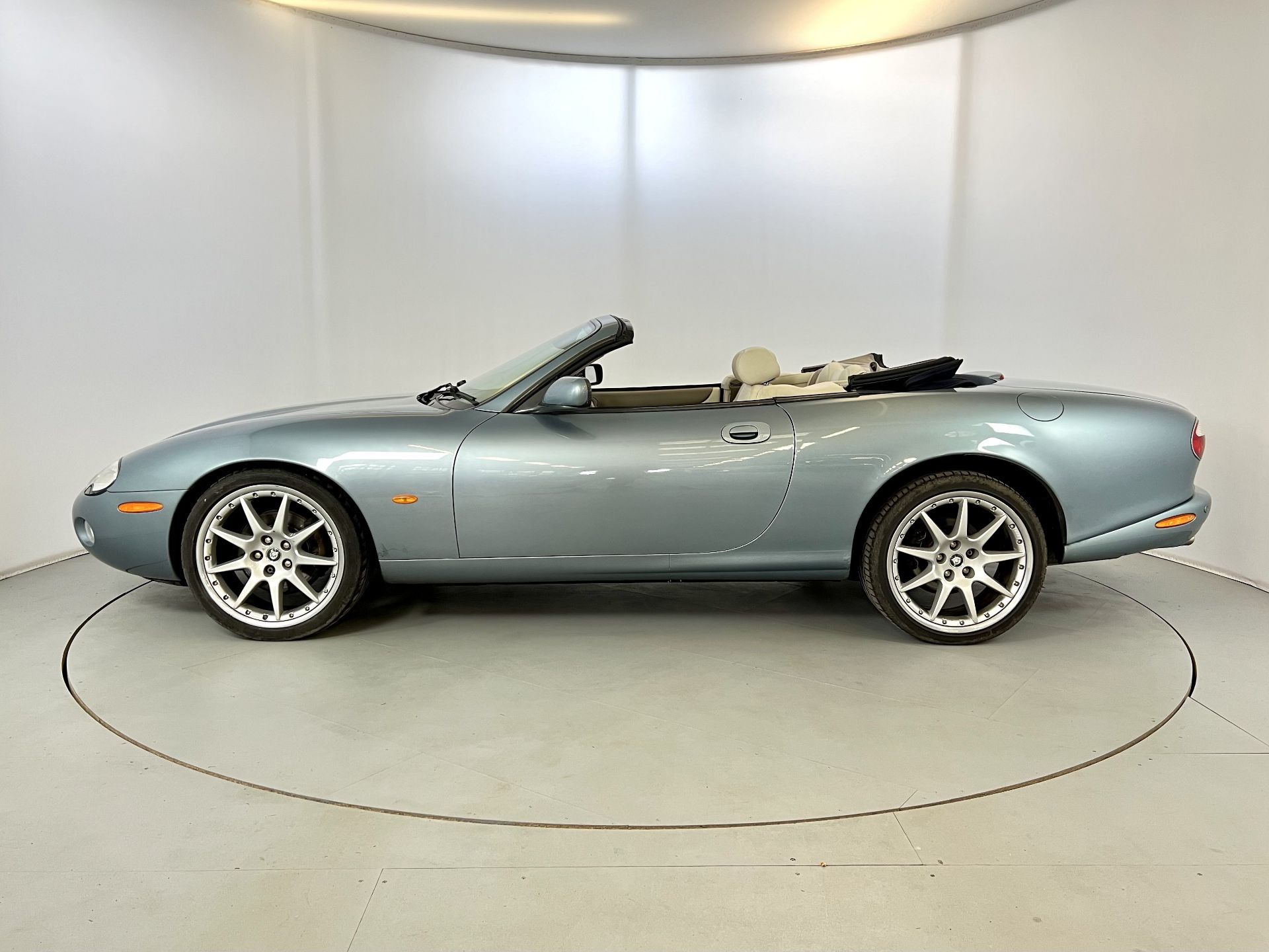 Jaguar XK8 - Image 5 of 29