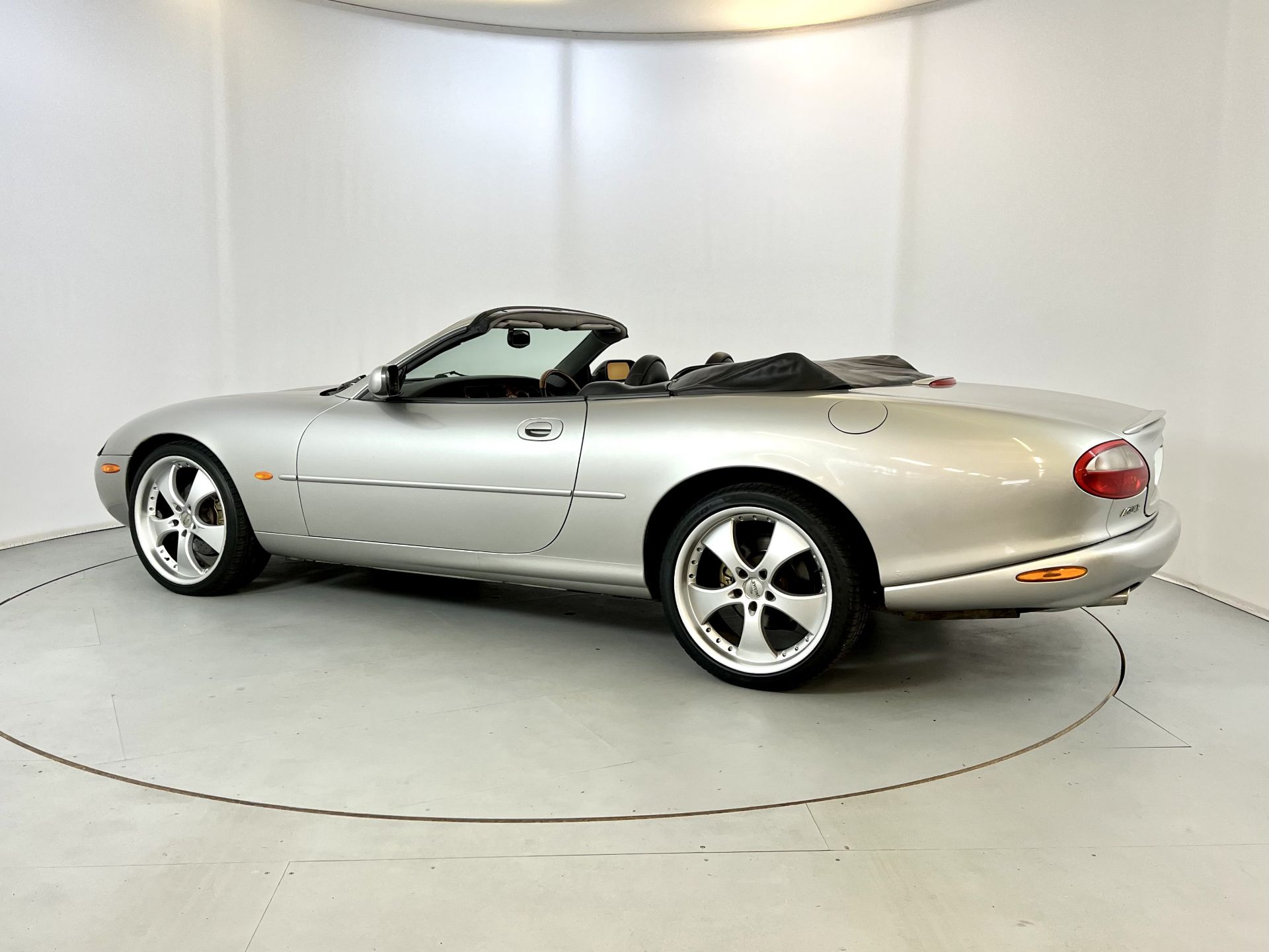 Jaguar XKR - Image 6 of 33