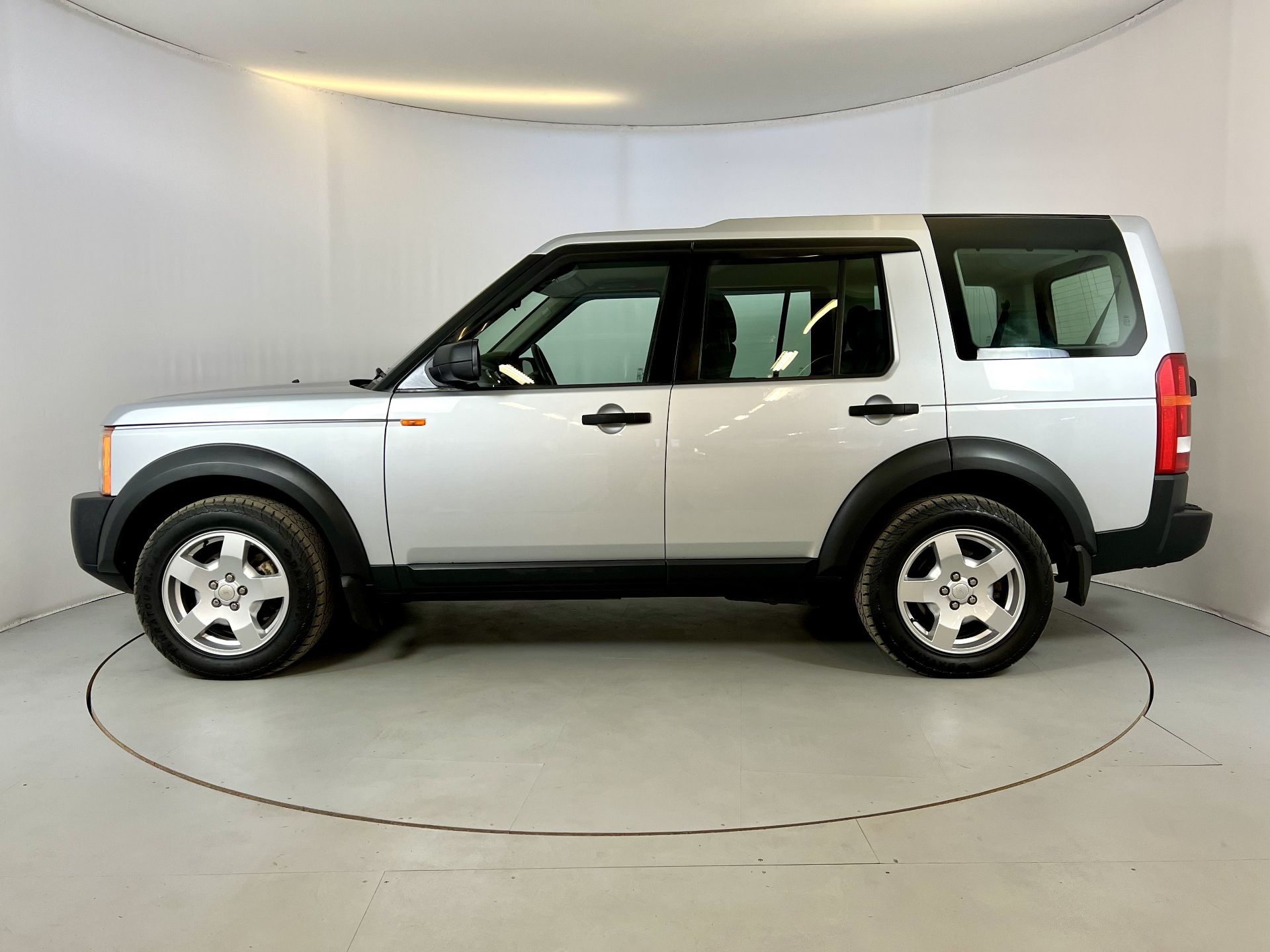 Land Rover Discovery - Image 5 of 34