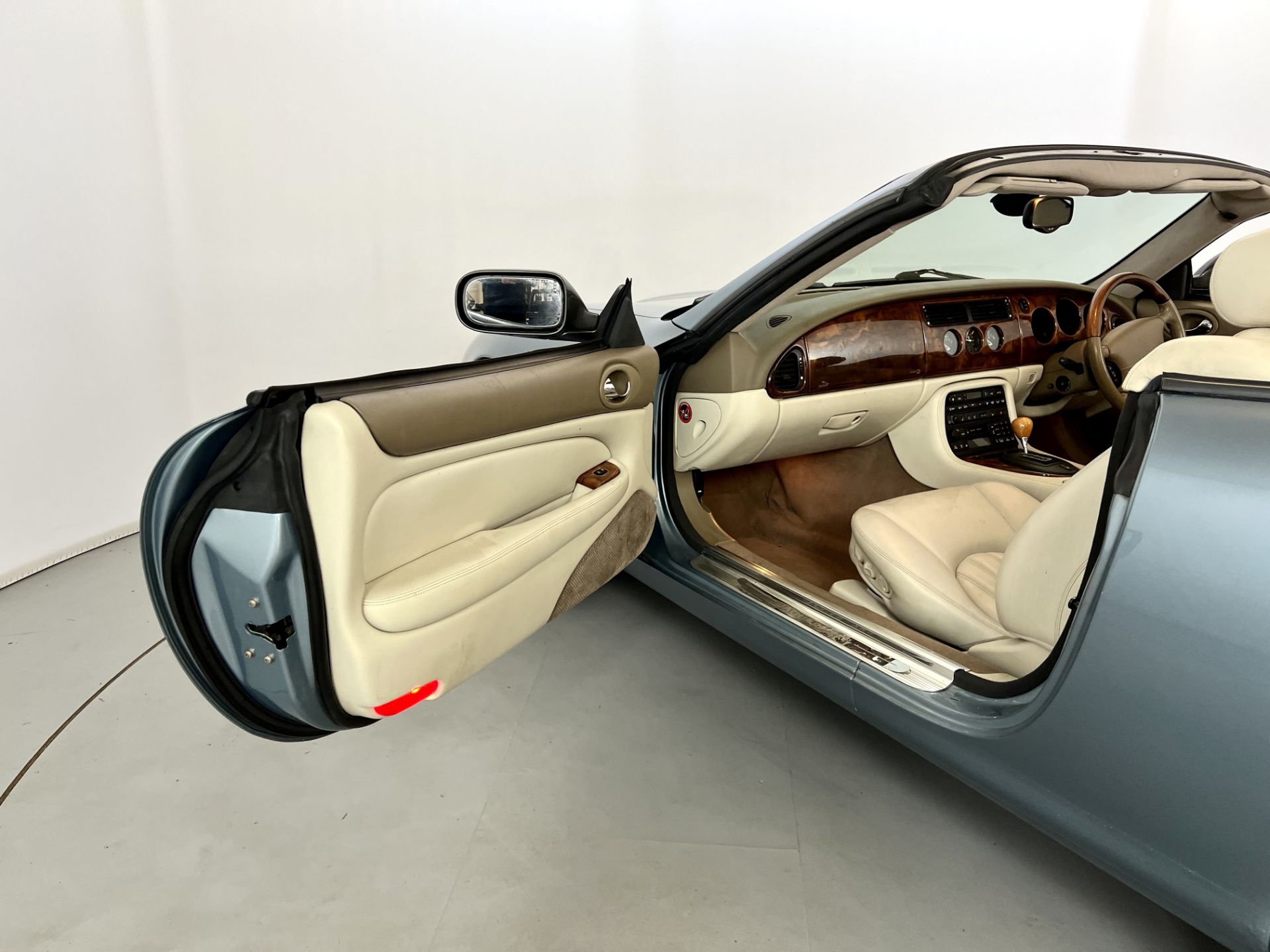 Jaguar XK8 - Image 21 of 29