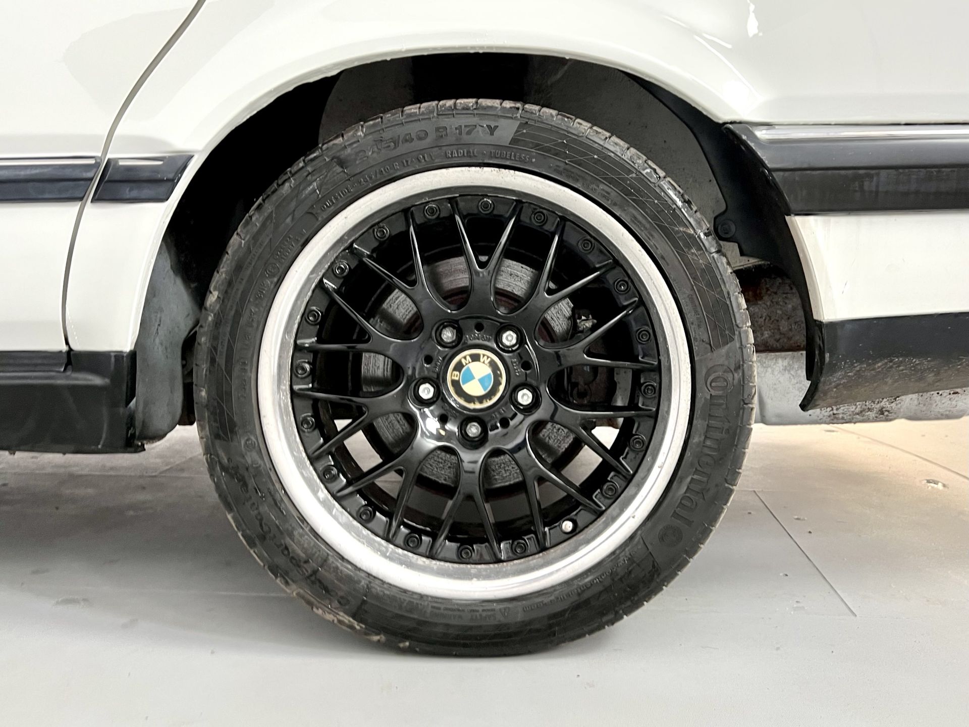 BMW 735i - Image 15 of 34