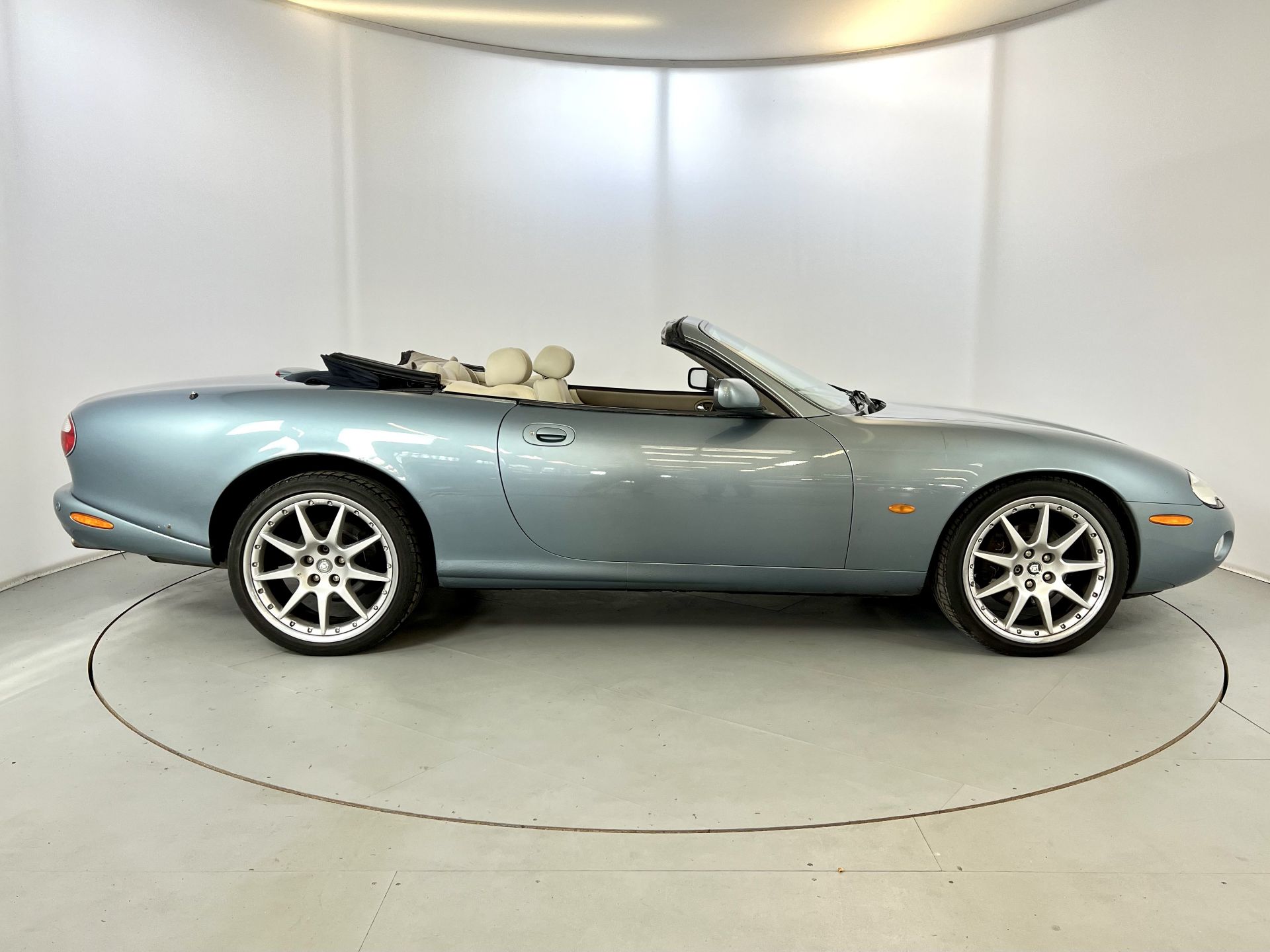 Jaguar XK8 - Image 11 of 29