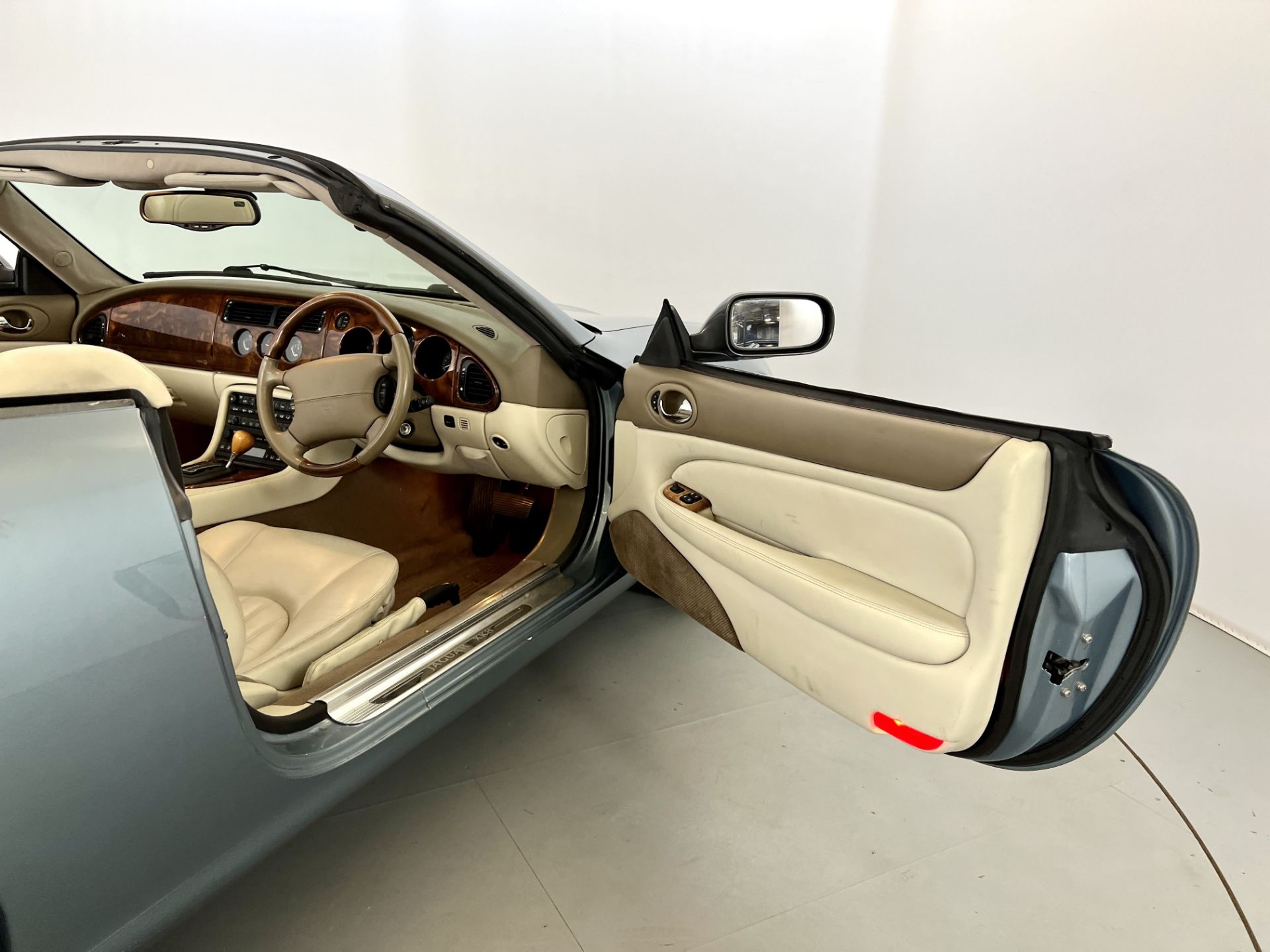 Jaguar XK8 - Image 17 of 29