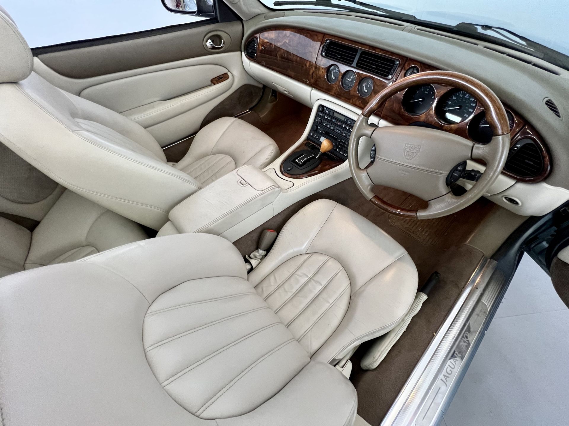 Jaguar XK8 - Image 19 of 29