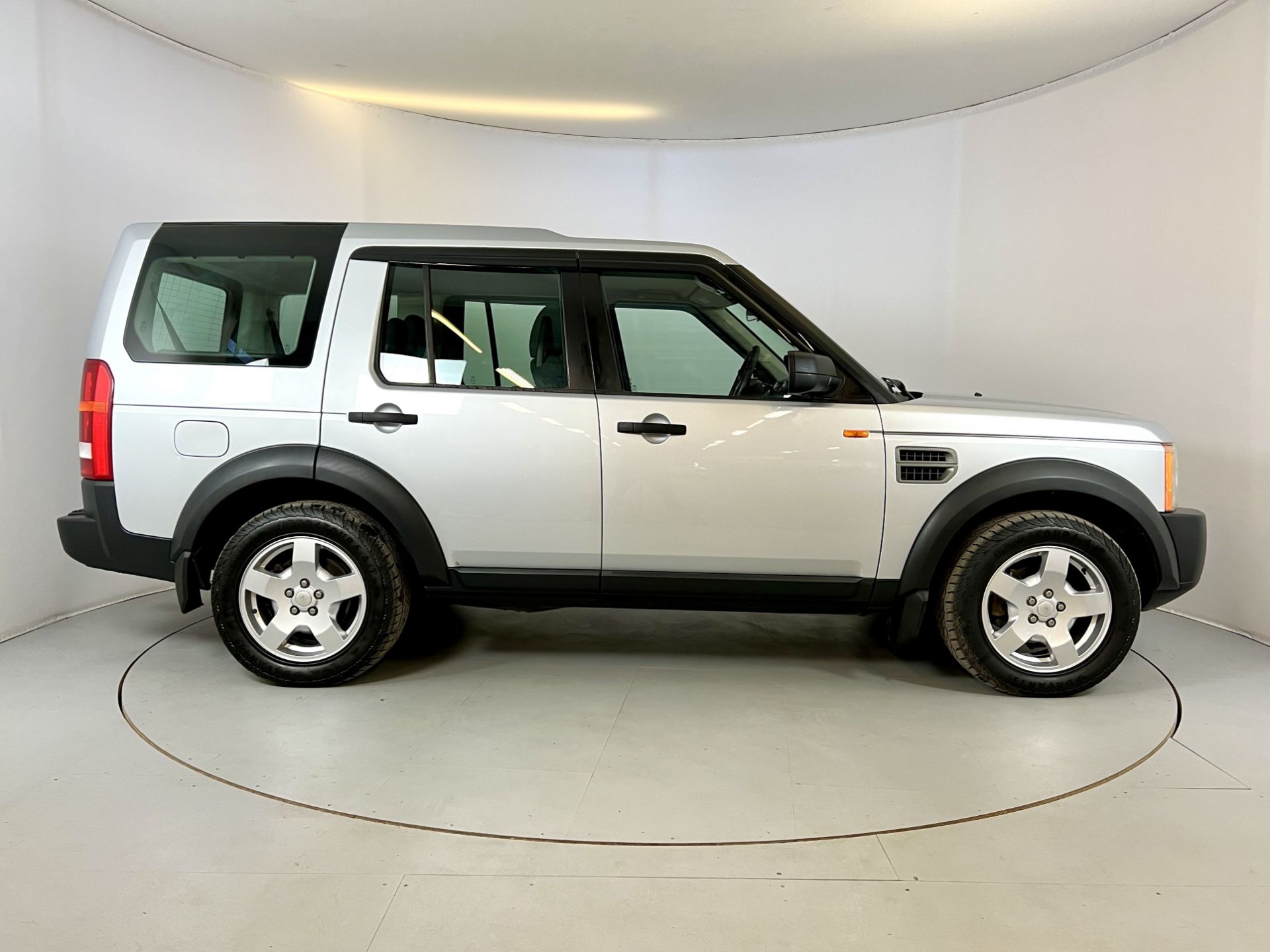 Land Rover Discovery - Image 11 of 34