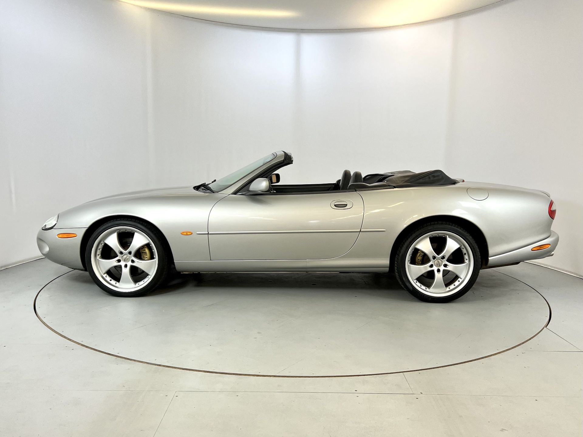 Jaguar XKR - Image 5 of 33