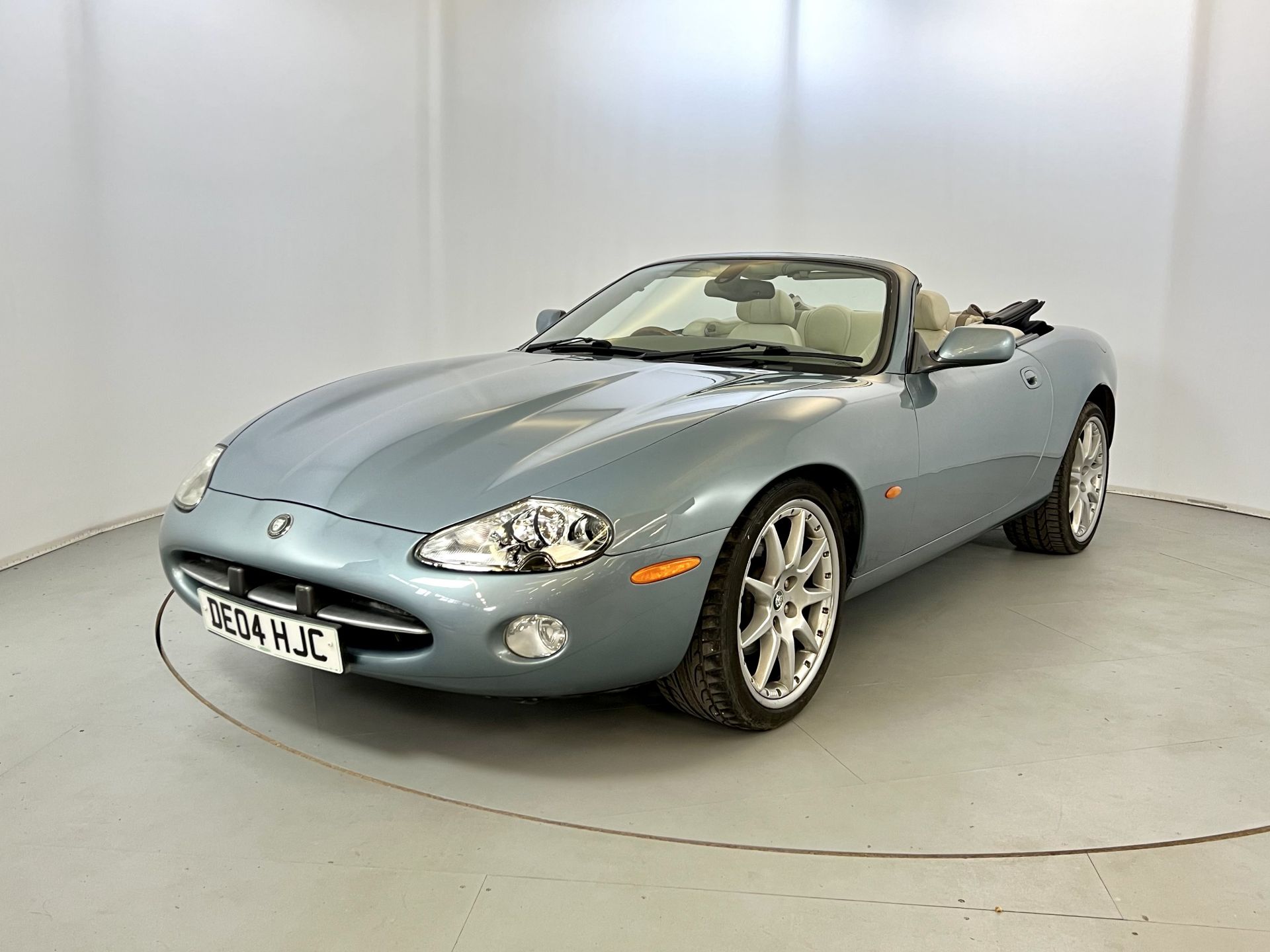 Jaguar XK8 - Image 3 of 29