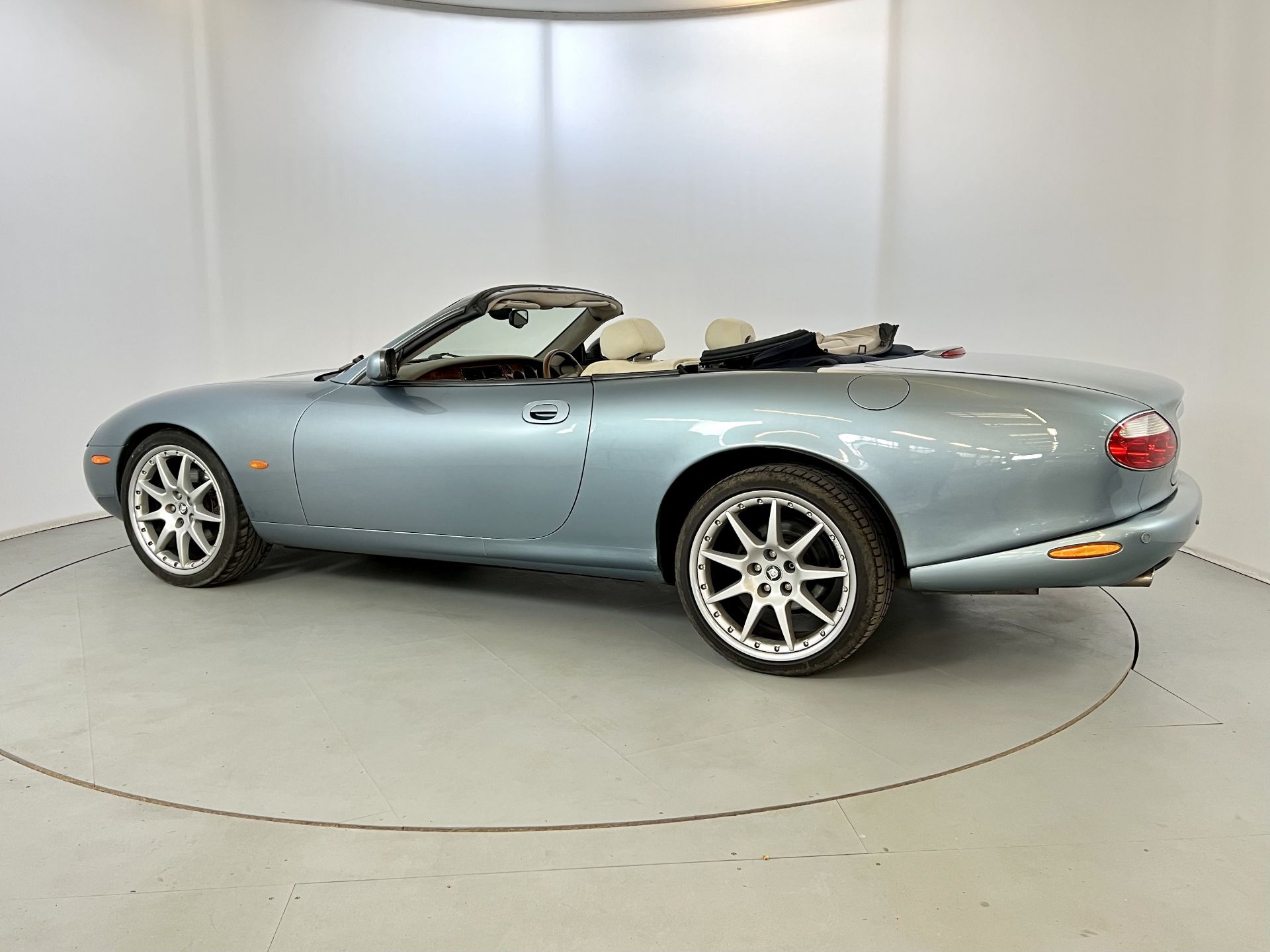 Jaguar XK8 - Image 6 of 29