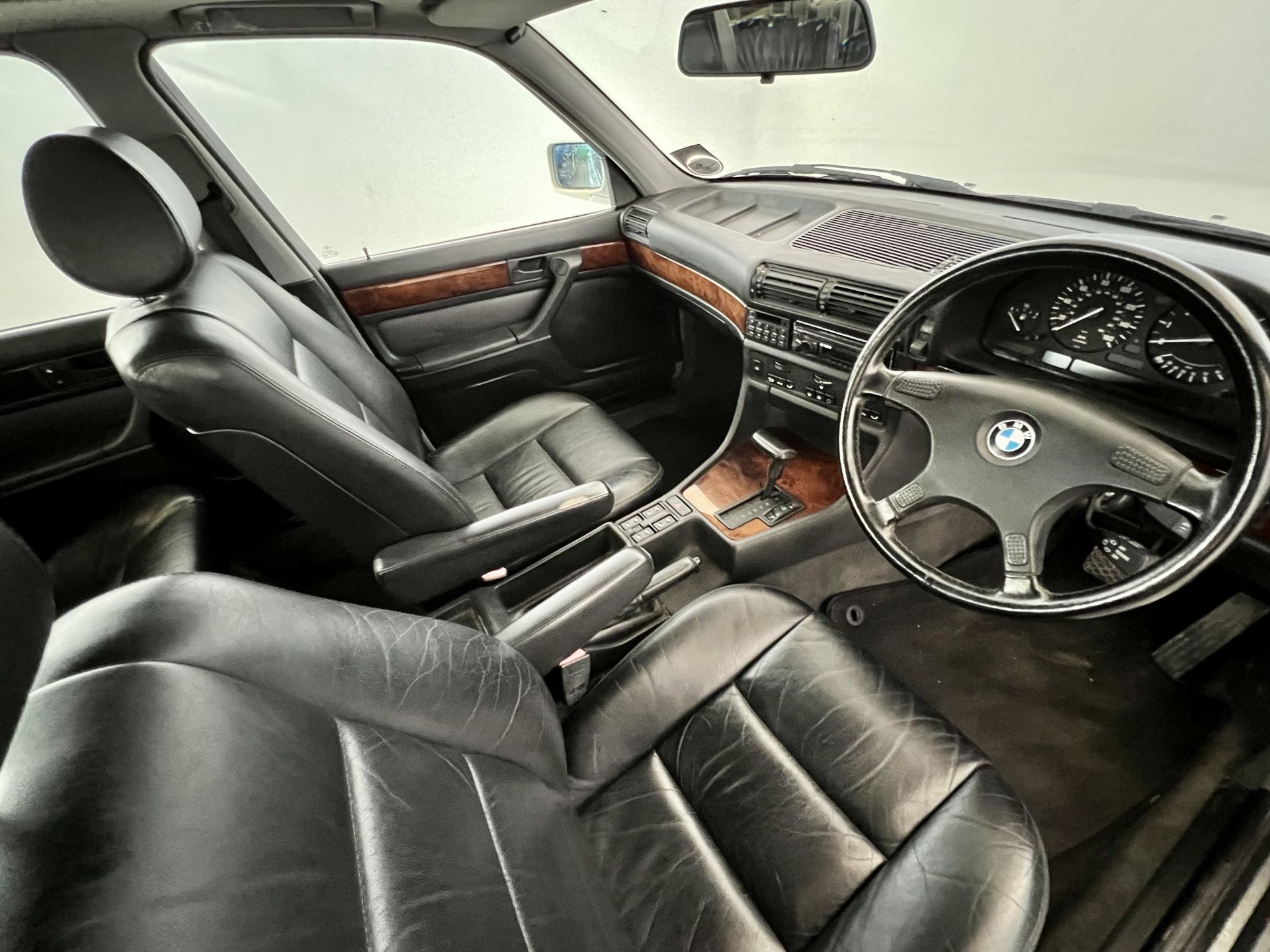 BMW 735i - Image 19 of 34