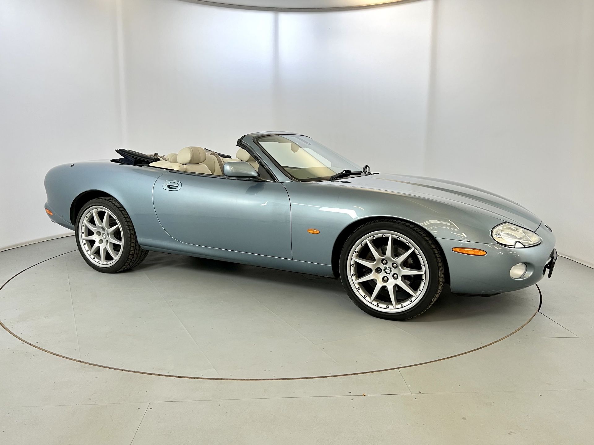 Jaguar XK8 - Image 12 of 29