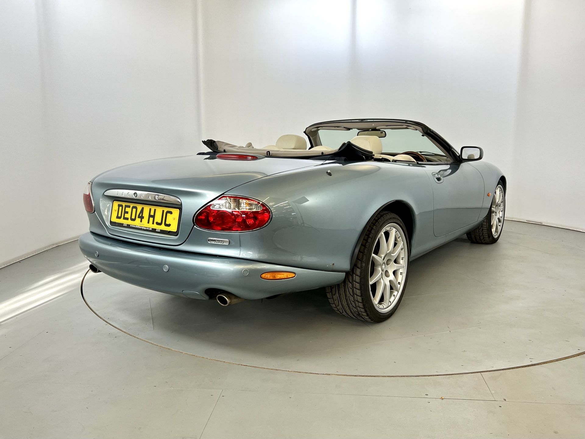 Jaguar XK8 - Image 9 of 29