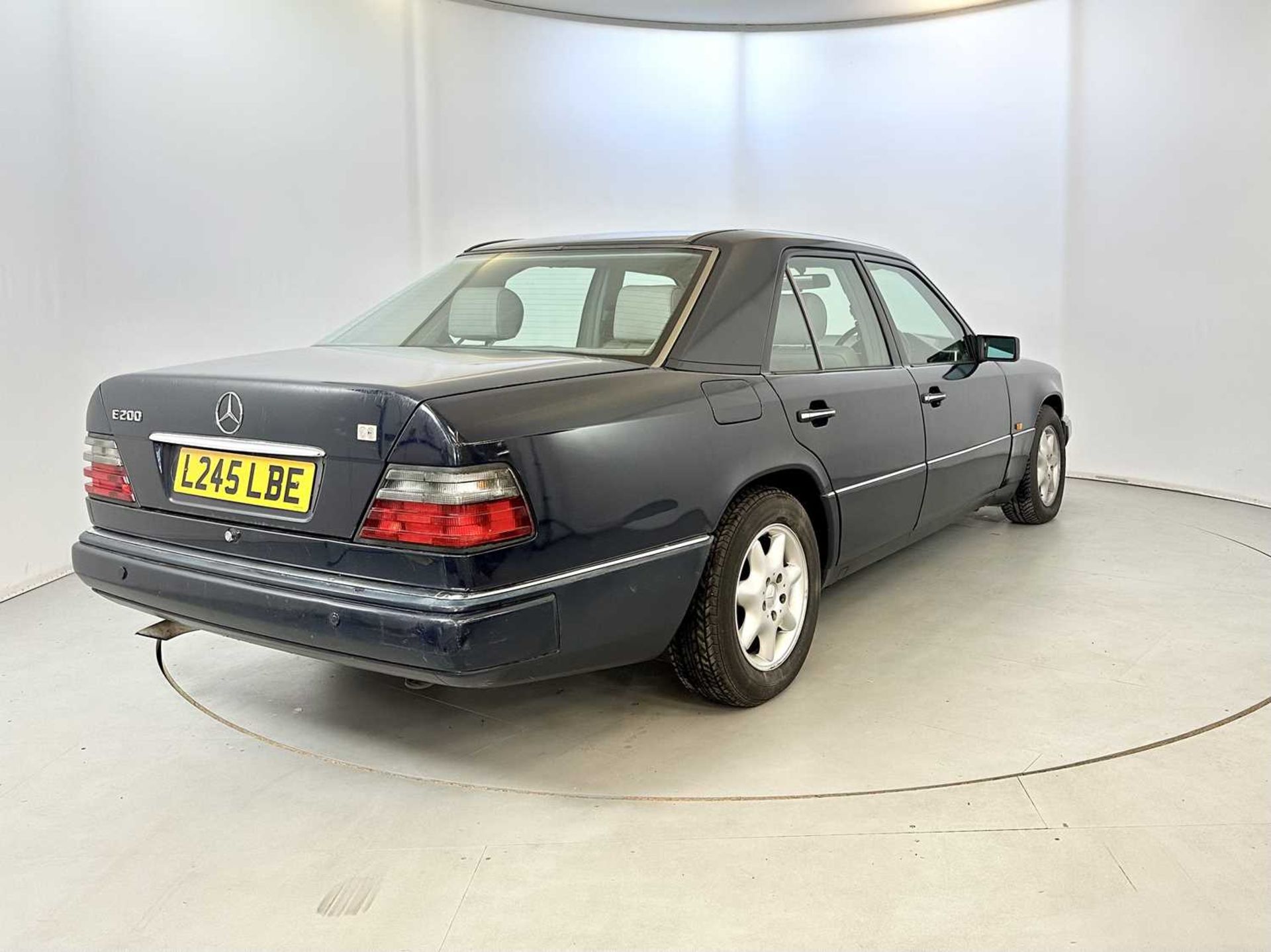 1993 Mercedes-Benz 200E - Image 9 of 32