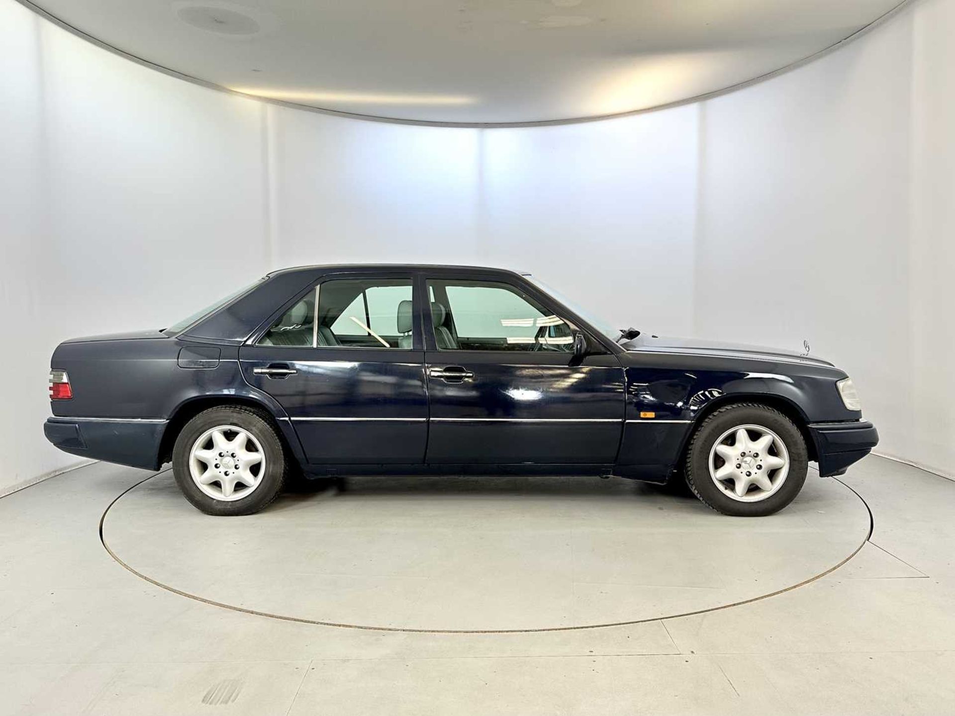 1993 Mercedes-Benz 200E - Image 11 of 32