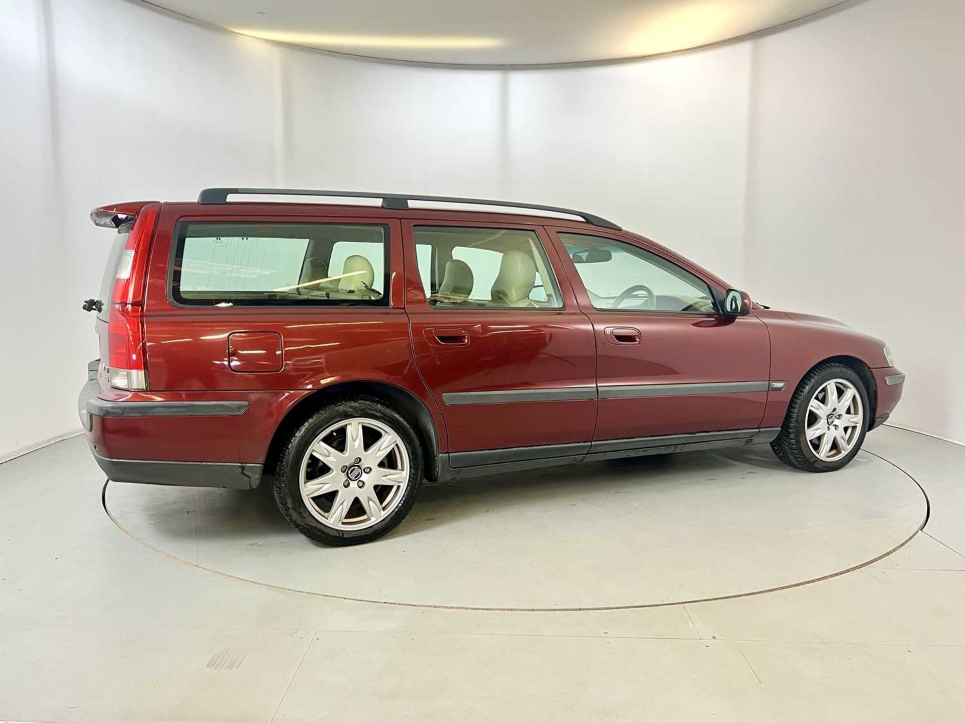 2002 Volvo V70 T5  - Image 10 of 34