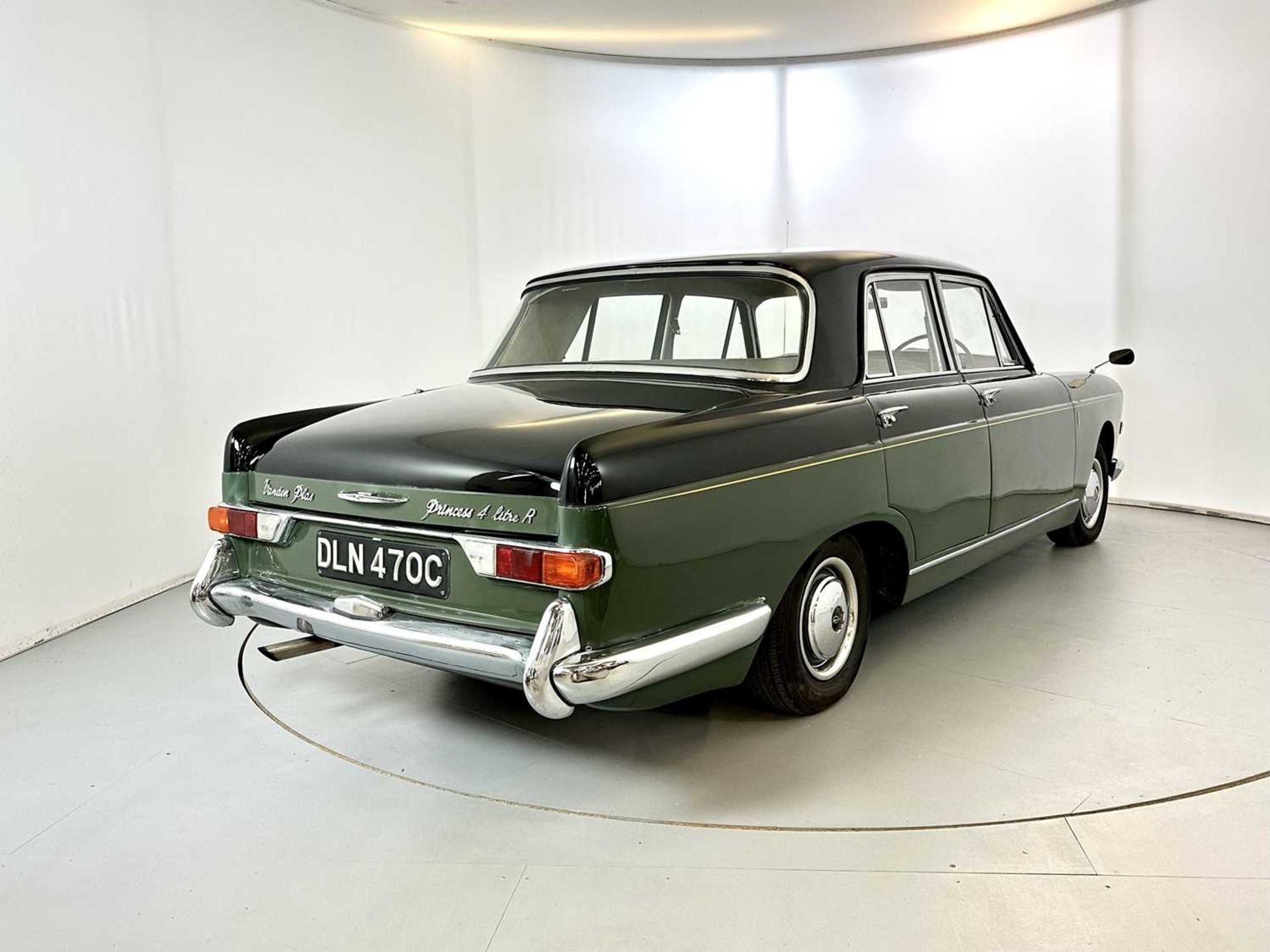 1965 Vanden Plas Princess 4 Litre R - Image 9 of 36