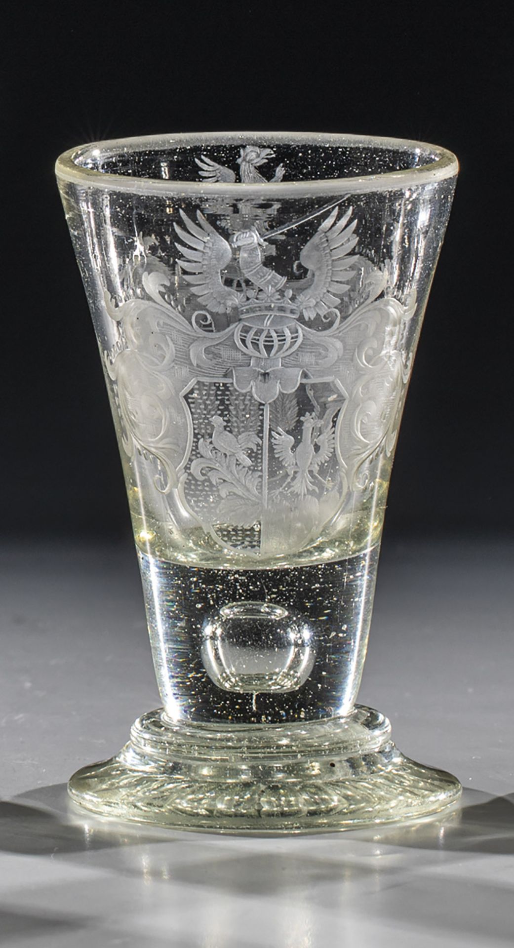 Schnapsglas mit zwei Wappen