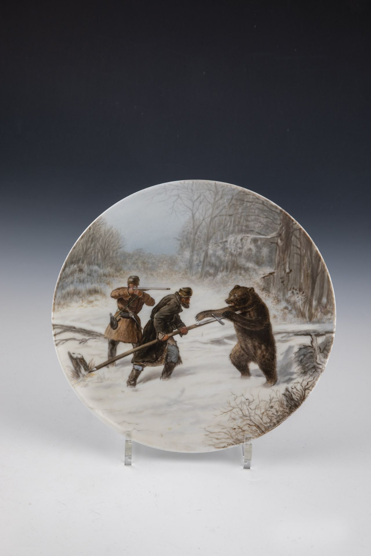 Plate with bear hunt